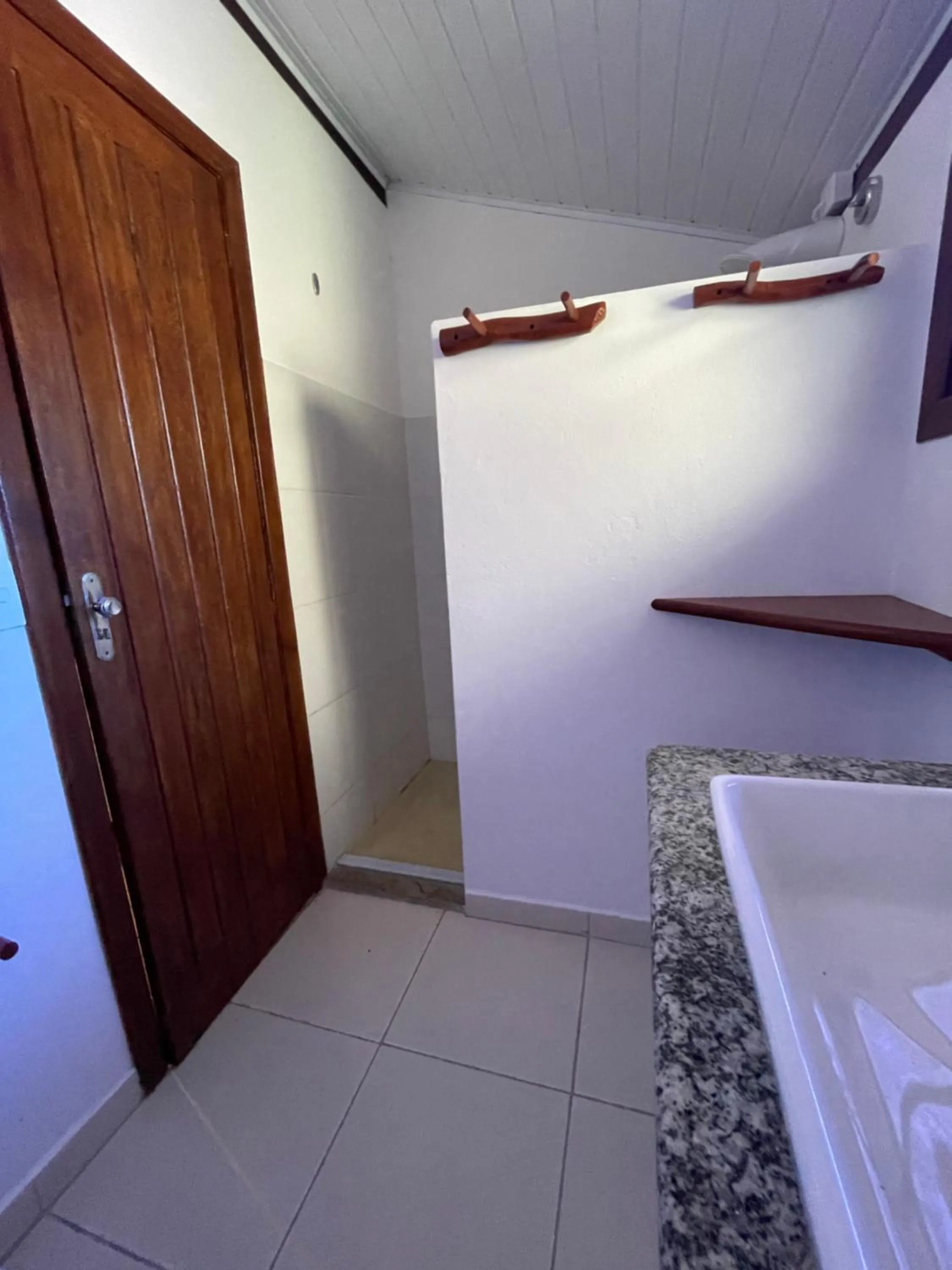 Bathroom in Pousada Arraial Colonial, Localizada no Centrinho e de Fácil Acesso a Praia e a Rua Mucugê