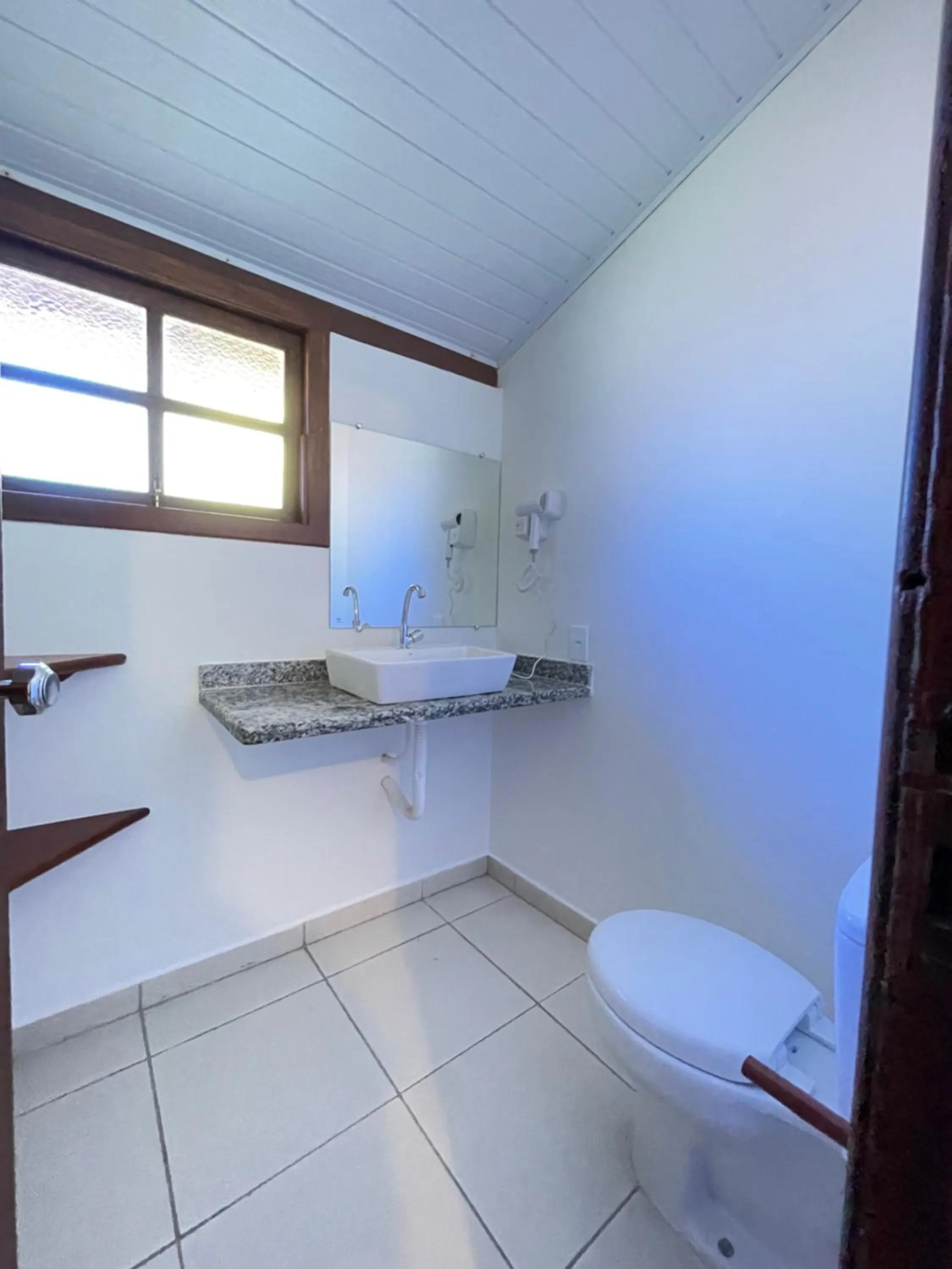 Bathroom in Pousada Arraial Colonial, Localizada no Centrinho e de Fácil Acesso a Praia e a Rua Mucugê