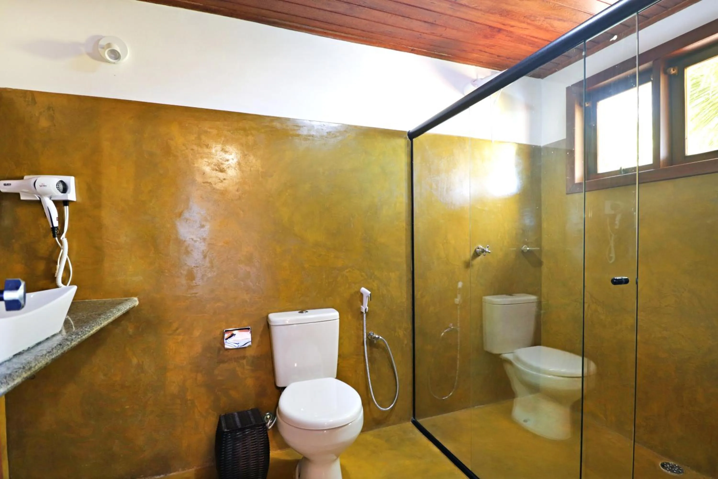 Bathroom in Pousada Arraial Colonial, Localizada no Centrinho e de Fácil Acesso a Praia e a Rua Mucugê