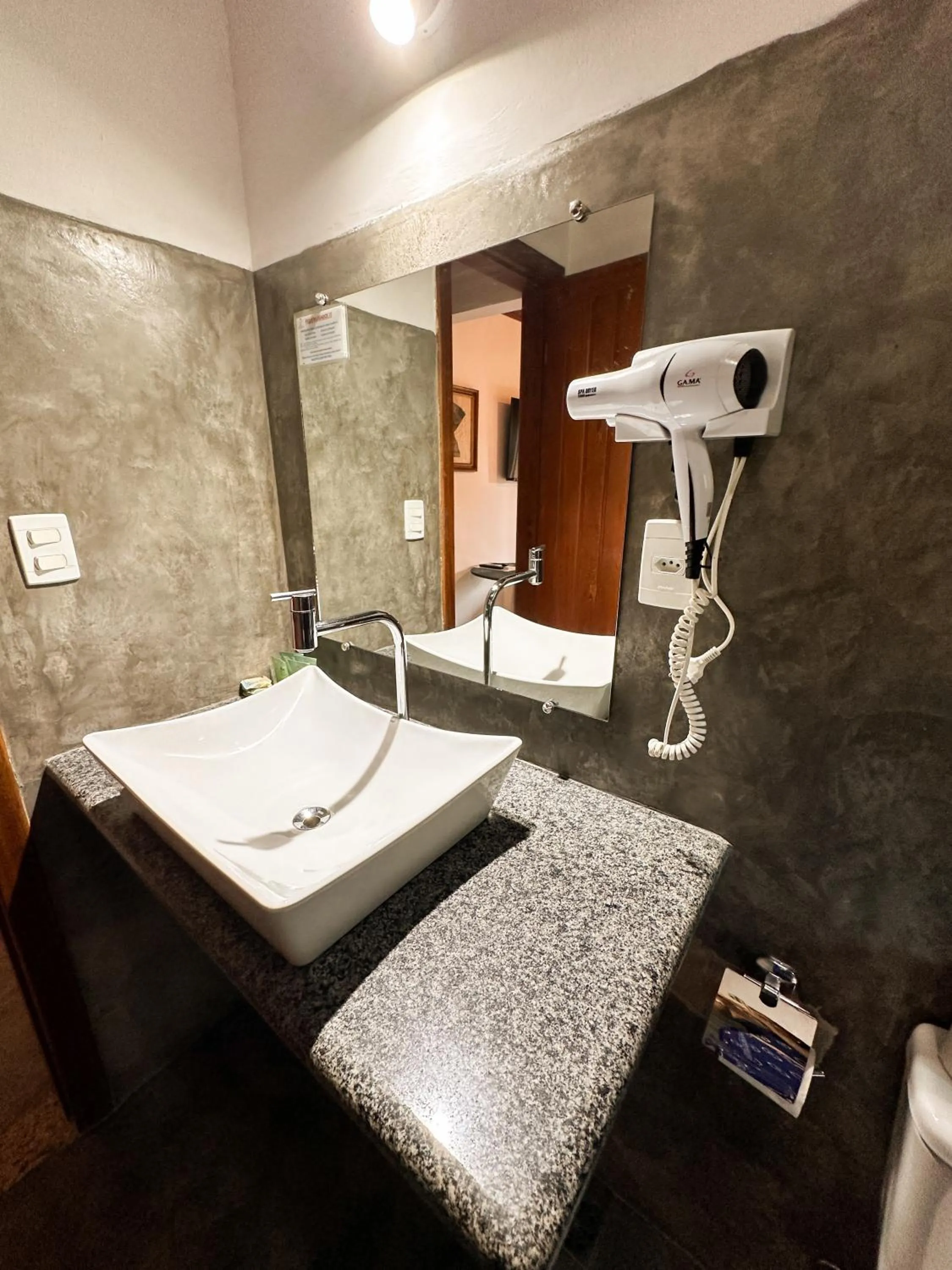 Bathroom in Pousada Arraial Colonial, Localizada no Centrinho e de Fácil Acesso a Praia e a Rua Mucugê