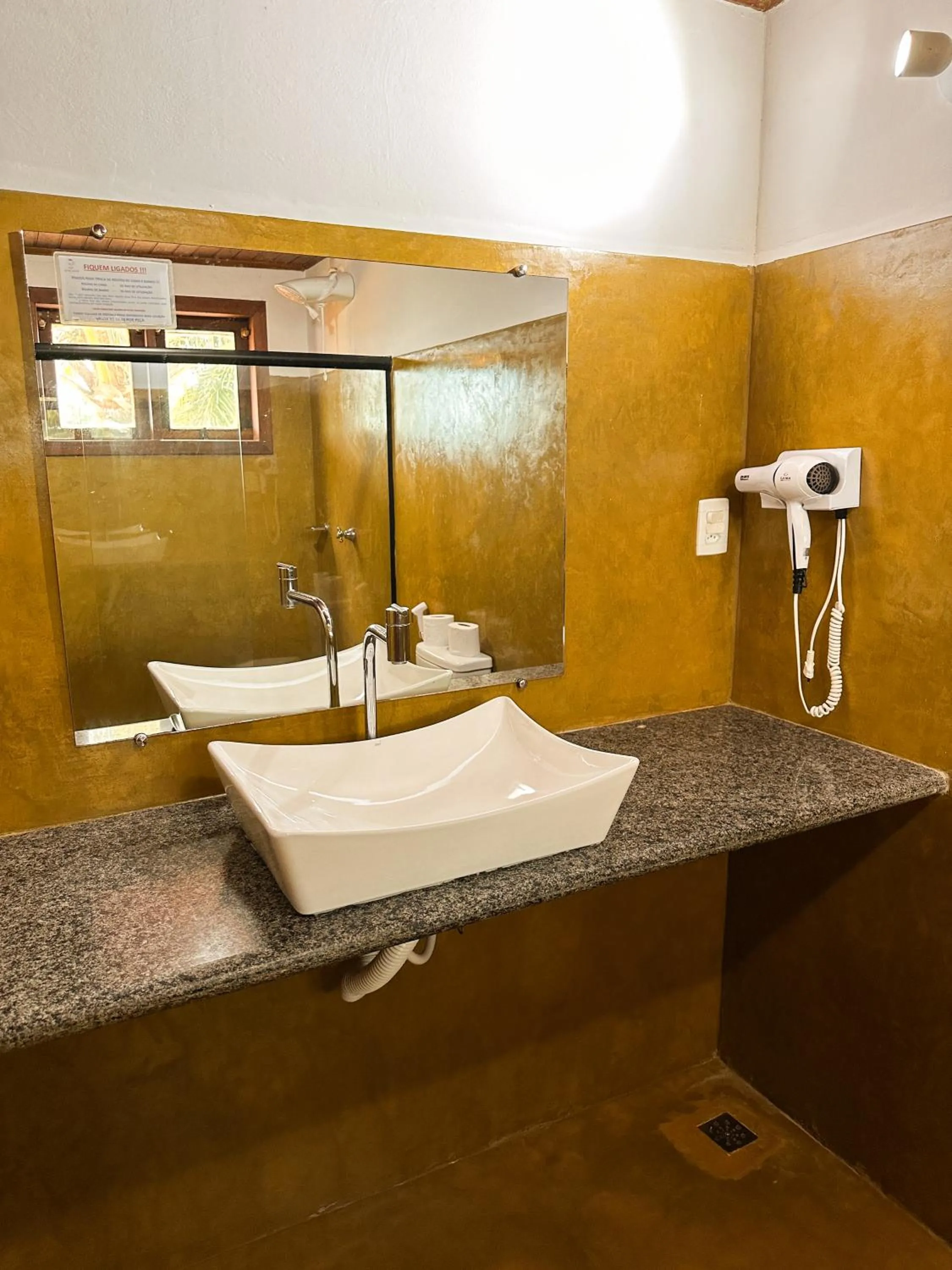 Bathroom in Pousada Arraial Colonial, Localizada no Centrinho e de Fácil Acesso a Praia e a Rua Mucugê