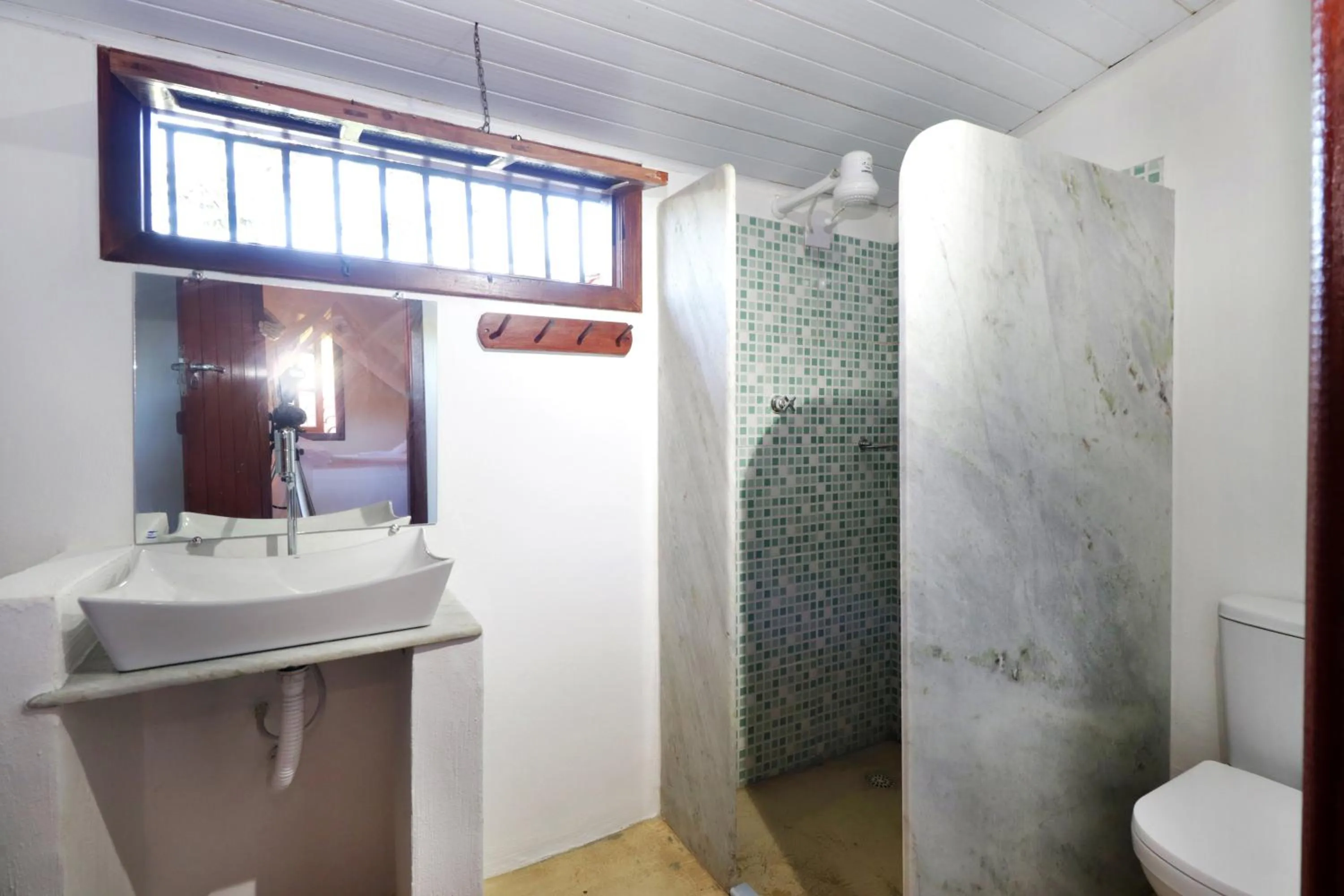 Shower in Pousada Arraial Colonial, Localizada no Centrinho e de Fácil Acesso a Praia e a Rua Mucugê