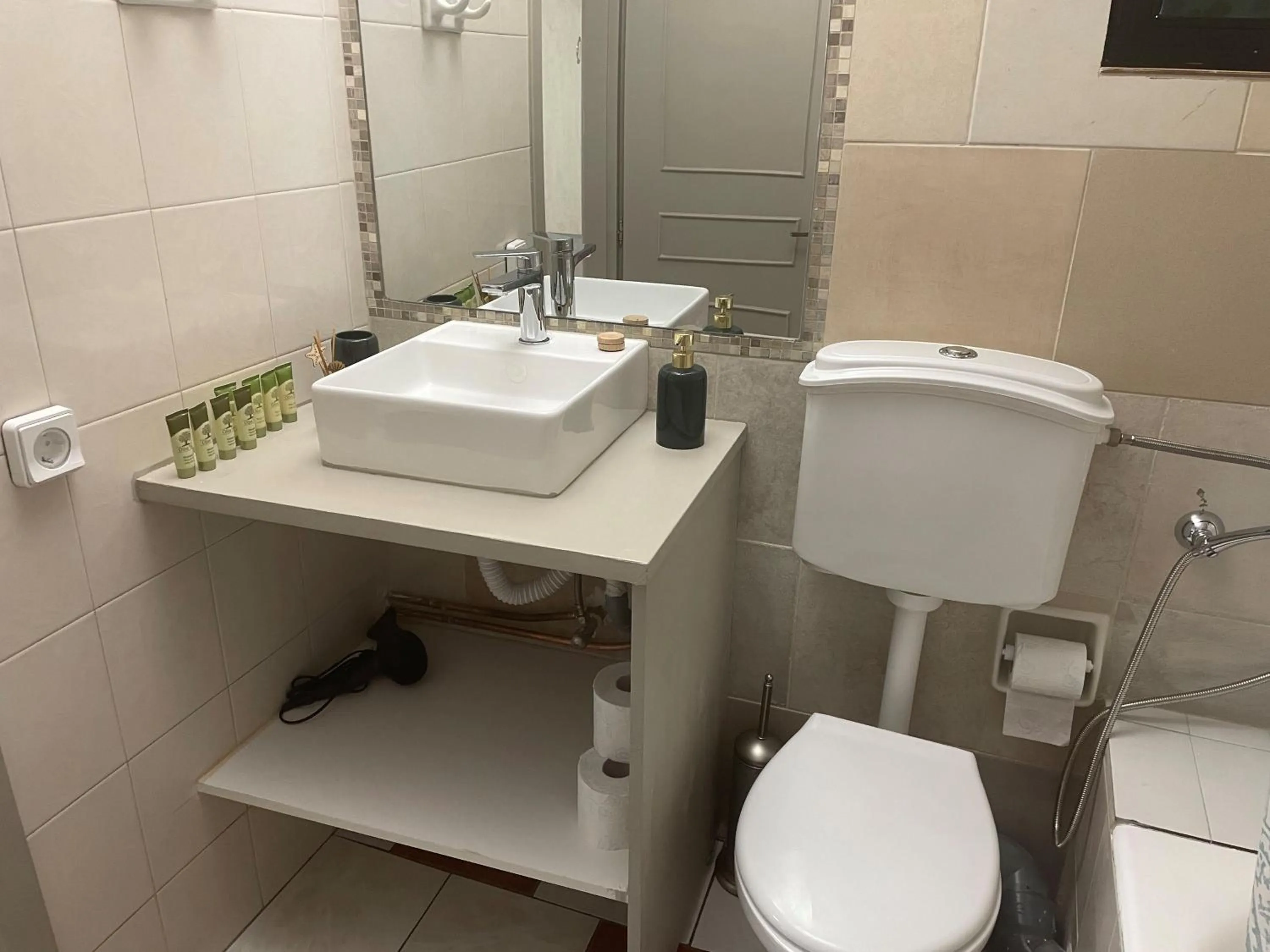 Bathroom in Hotel Kourkoumelata