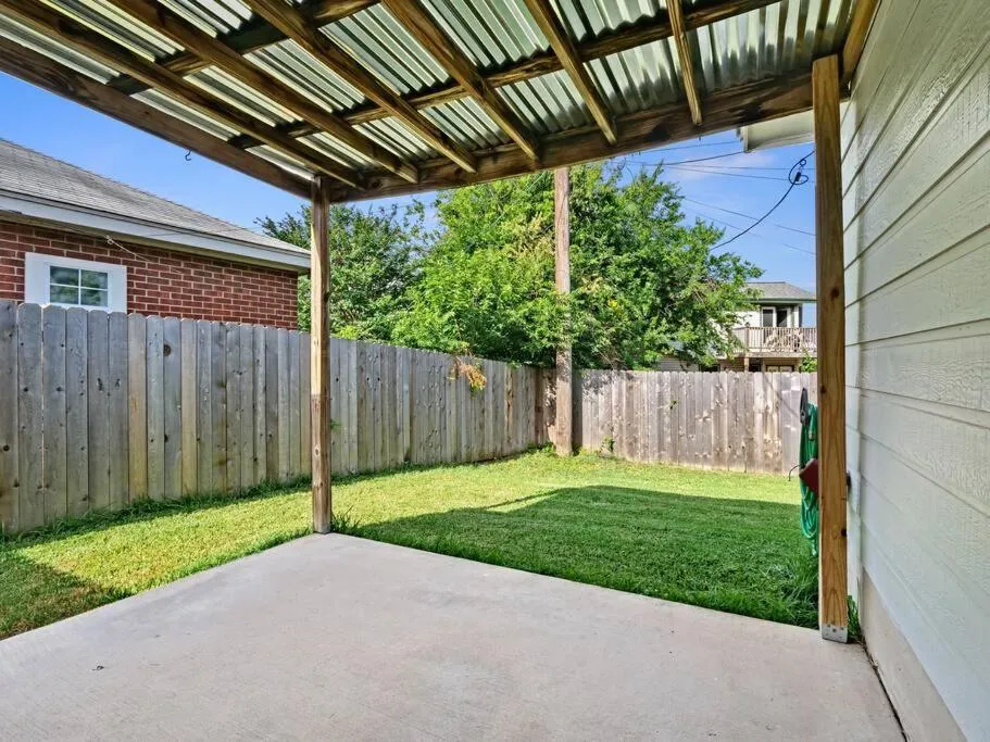 Cozy Getaway, Minutes from Austin!