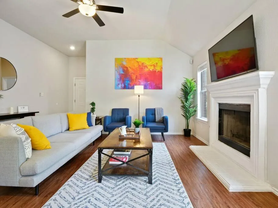 Cozy Getaway, Minutes from Austin!