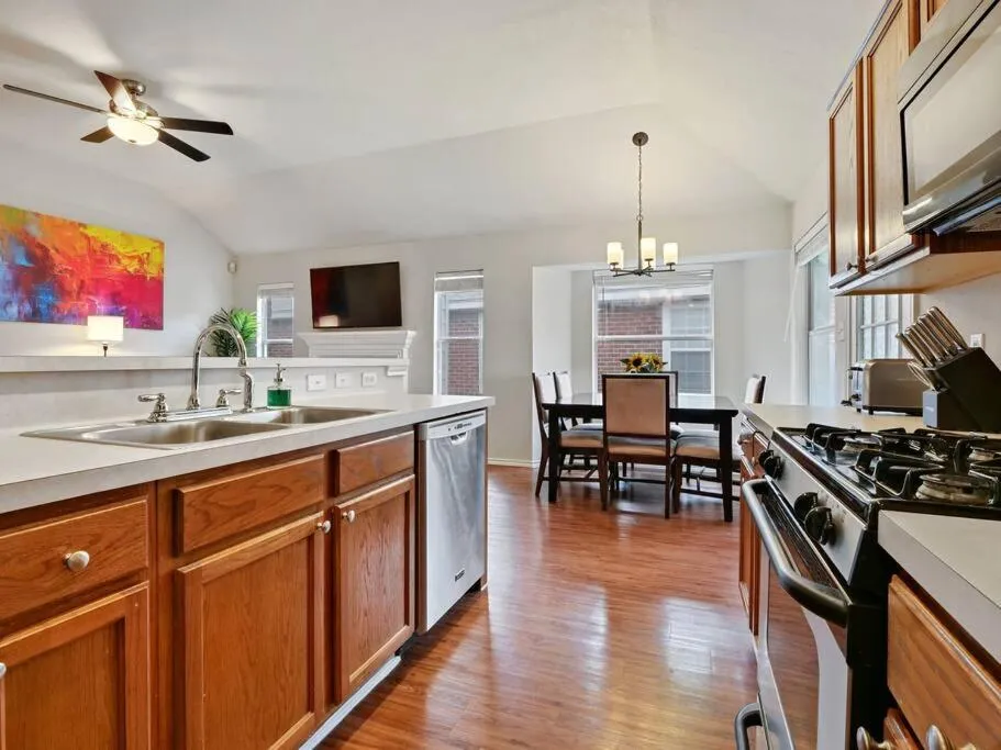 Cozy Getaway, Minutes from Austin!