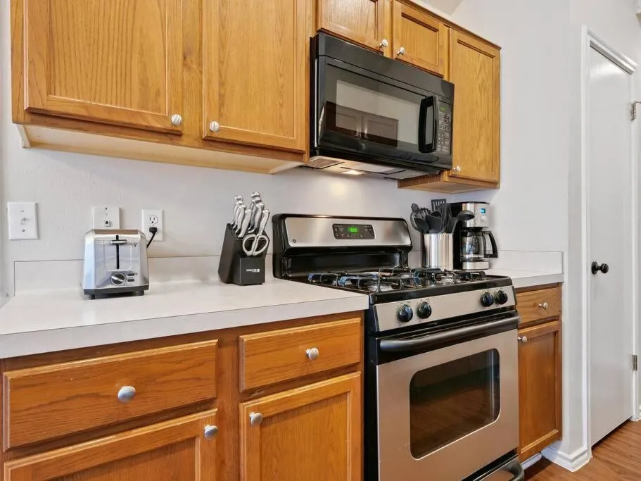 Cozy Getaway, Minutes from Austin!