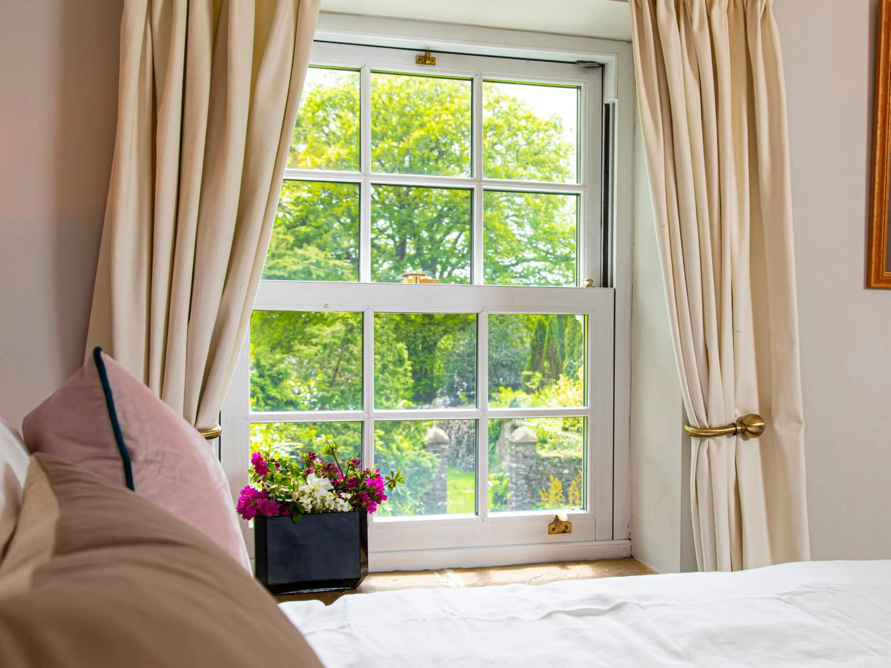 Garden view, Bed in Swansea Valley Holiday Cottages