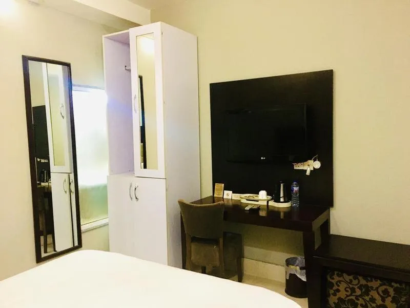 hair dresser, Bed in BW Starfire Hotel