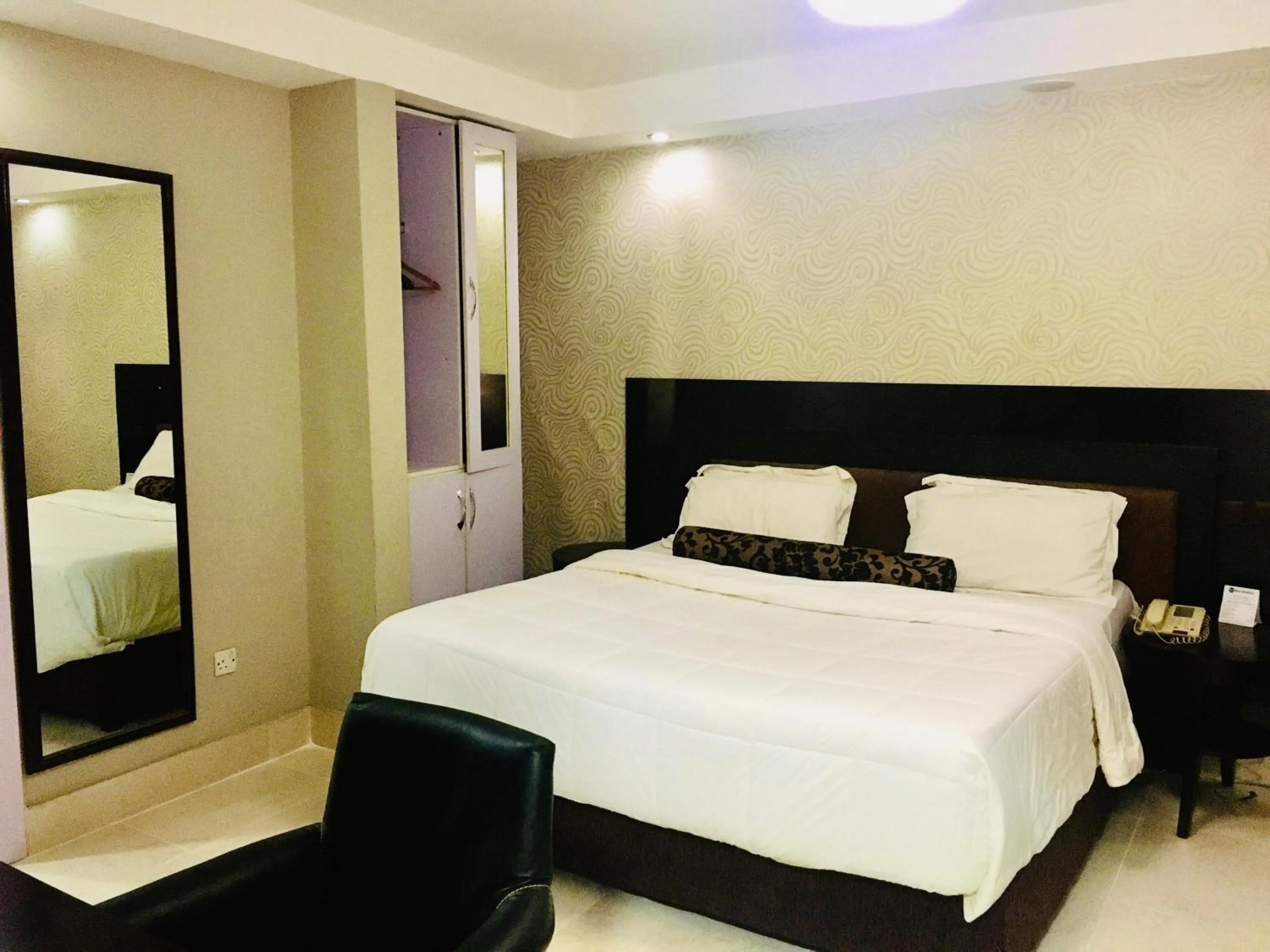 Photo of the whole room, Bed in BW Starfire Hotel