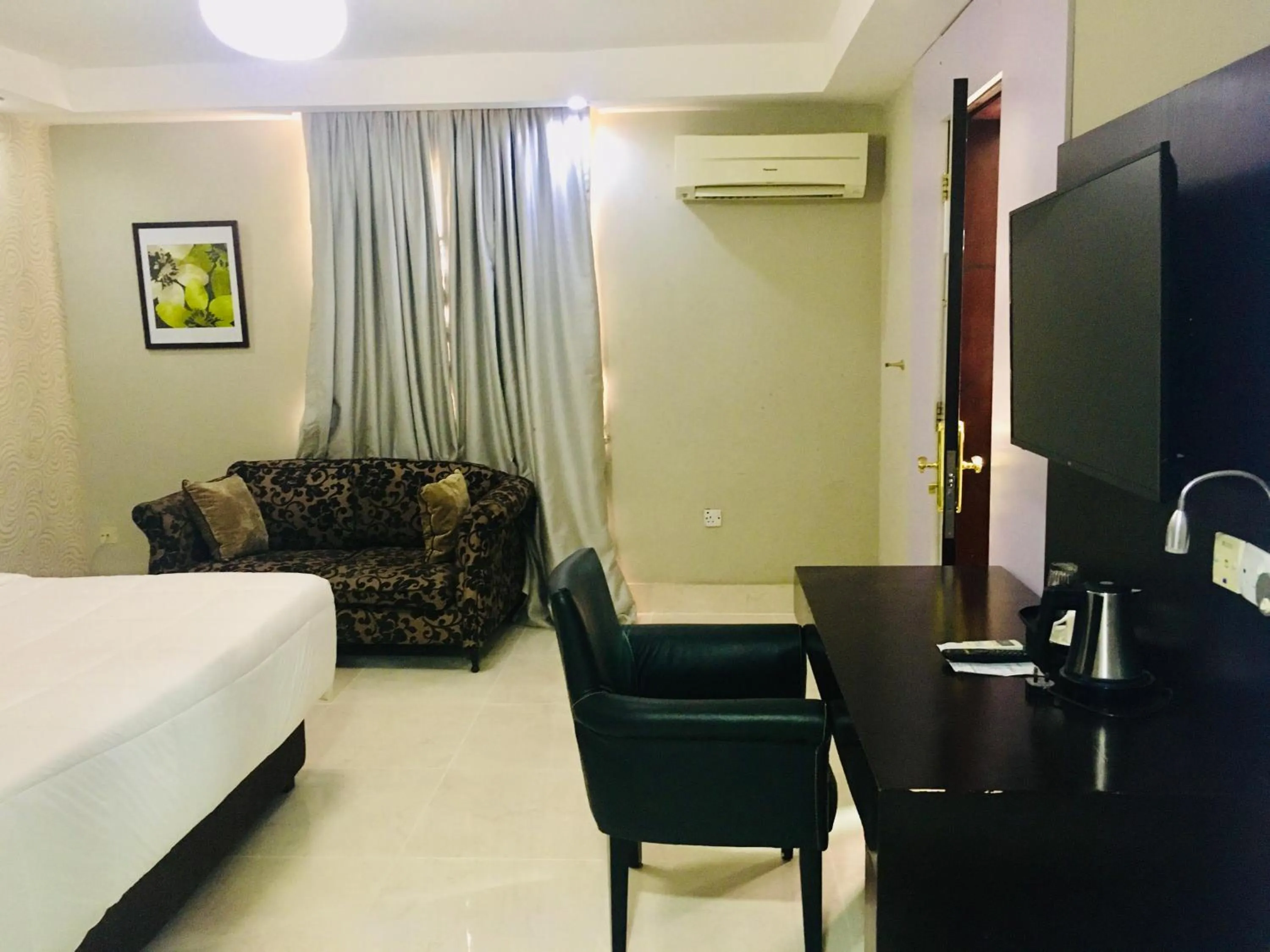 Seating area, Bed in BW Starfire Hotel