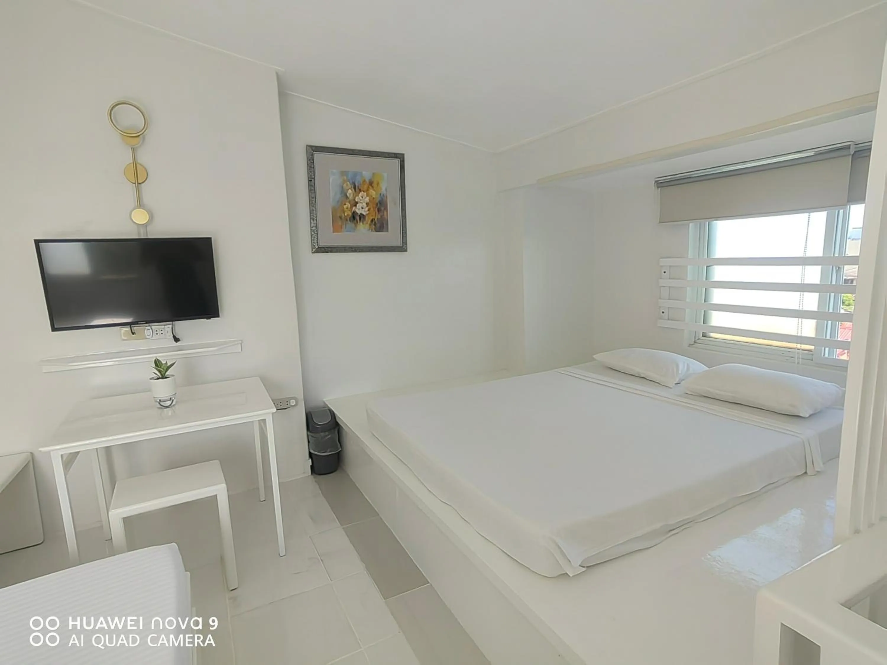 Communal lounge/ TV room, Bed in Mecasa Hotel