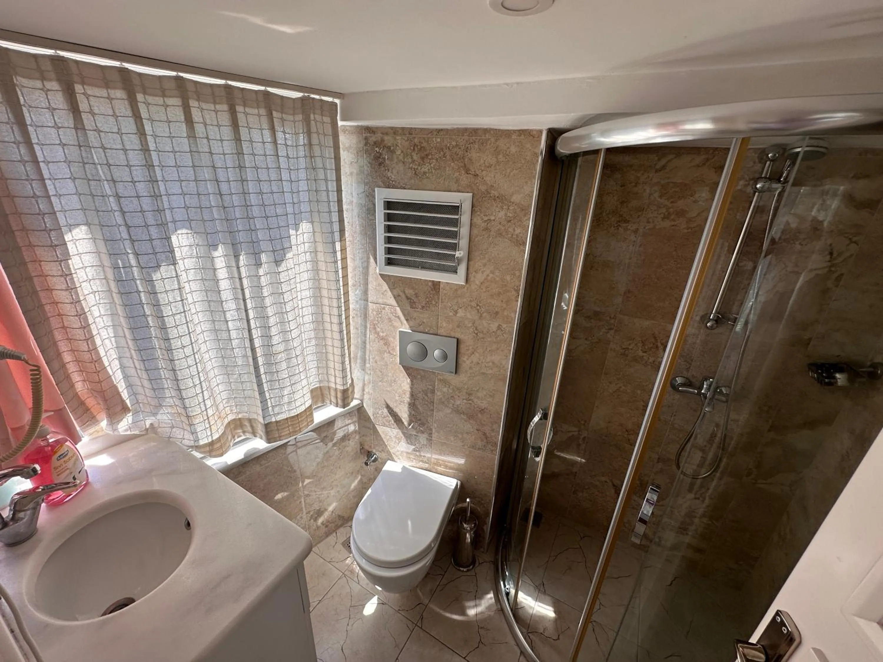 Shower in Hotel Antique