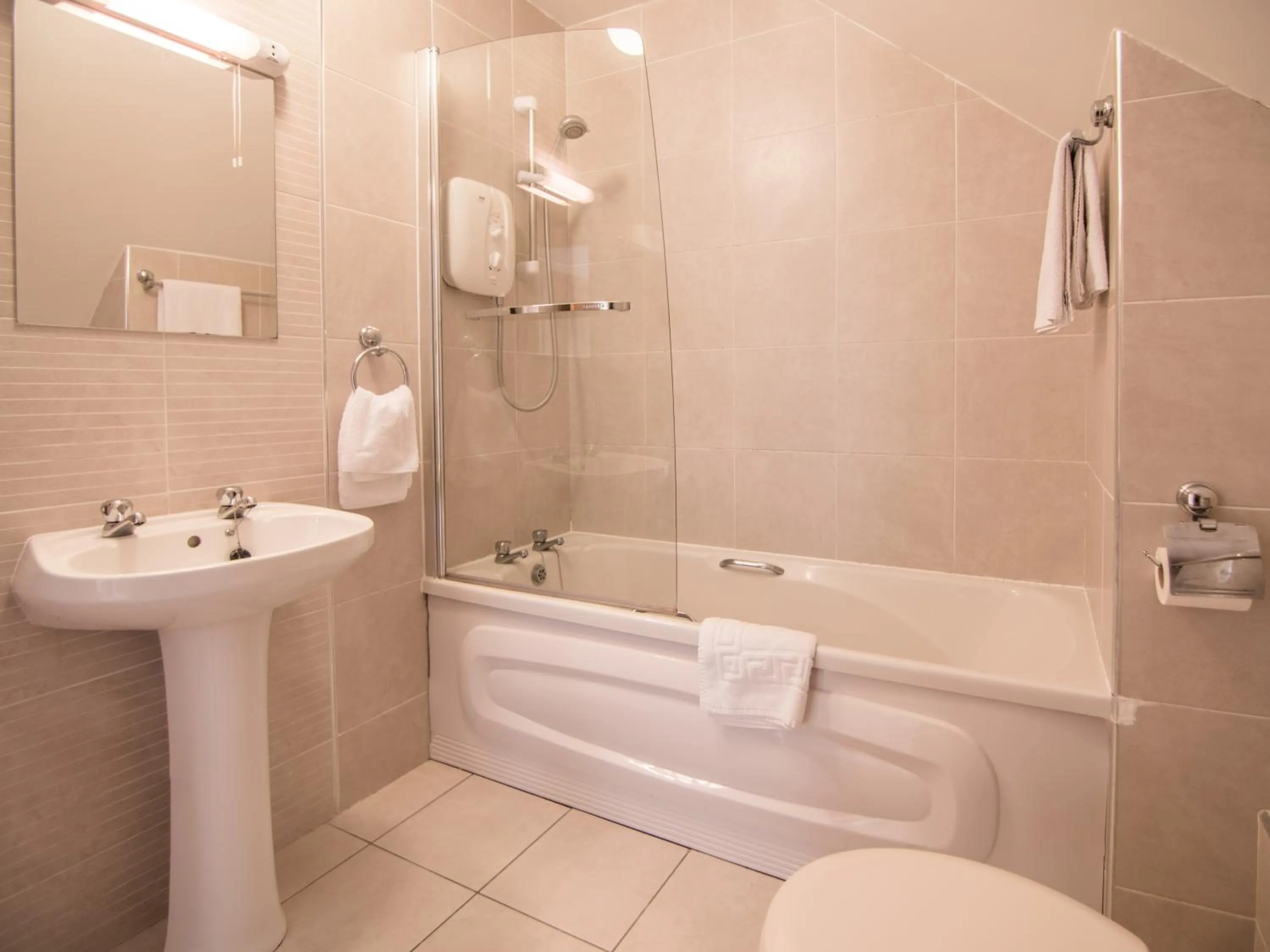 Bathroom in Donegan Court Aparthotel