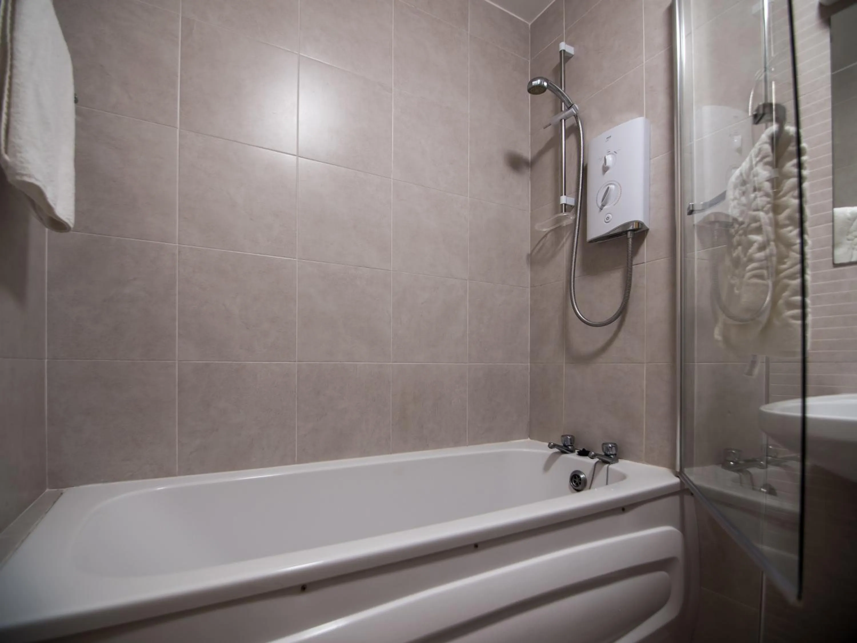 Shower in Donegan Court Aparthotel