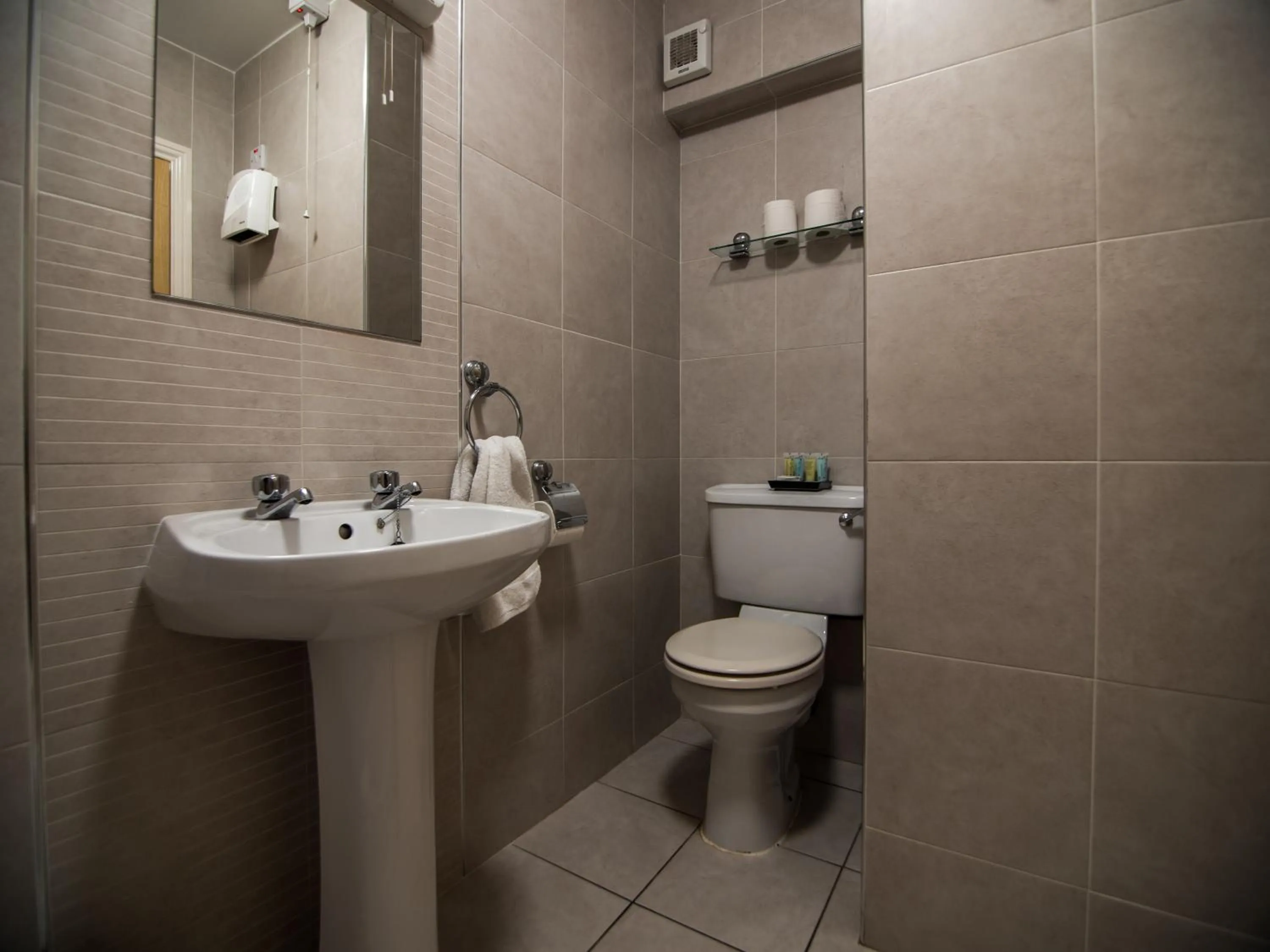 Toilet in Donegan Court Aparthotel