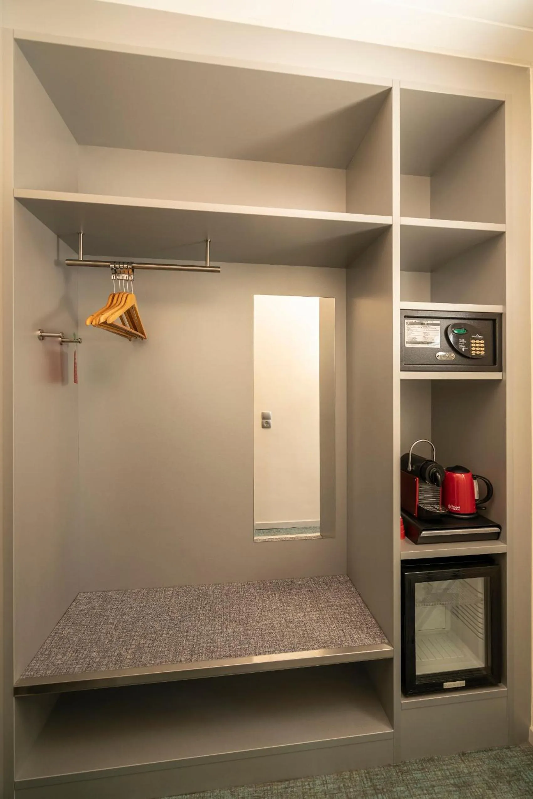 Coffee/tea facilities, Bed in NP Hotel Königshof