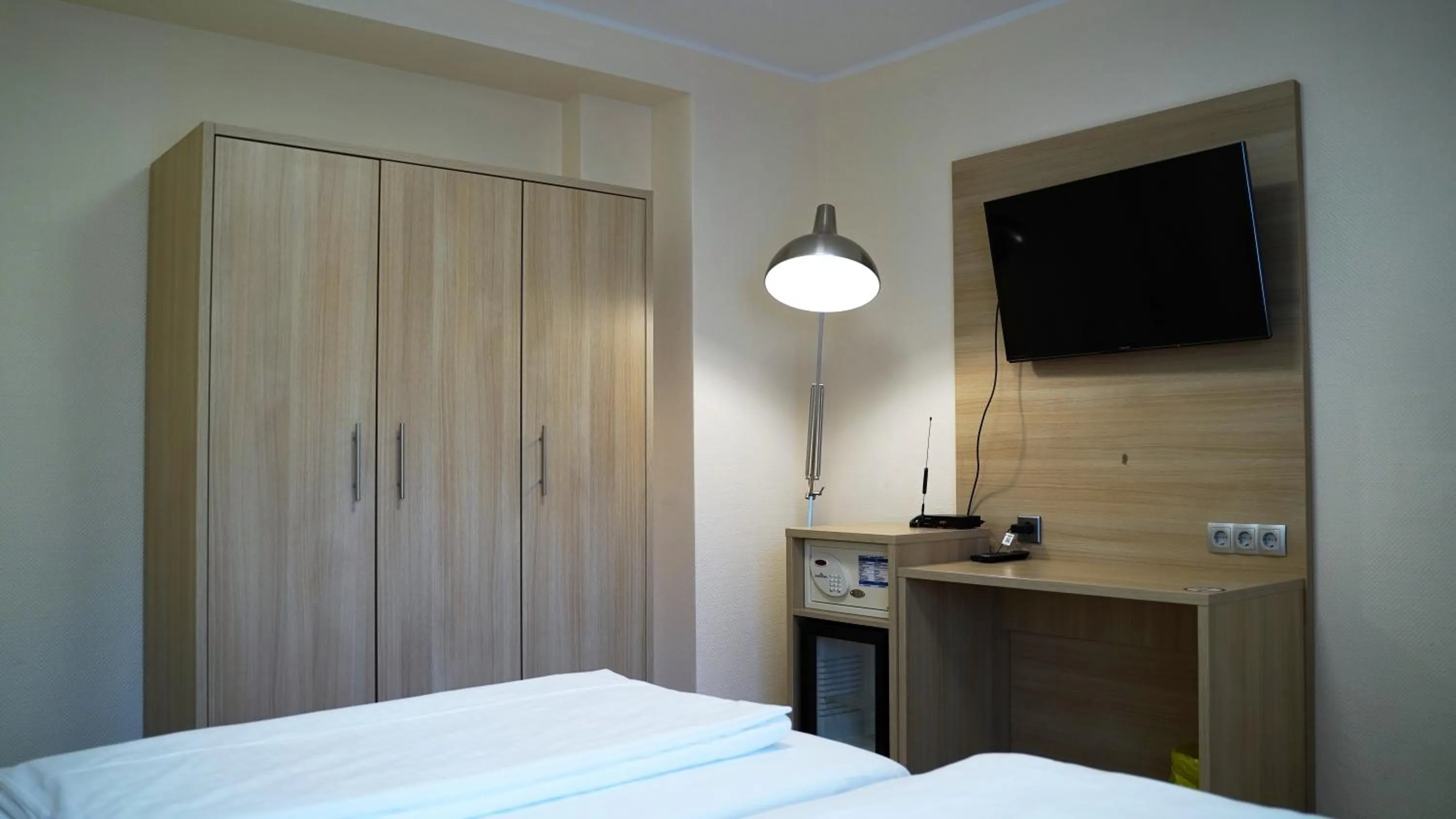 Bedroom, Bed in NP Hotel Königshof