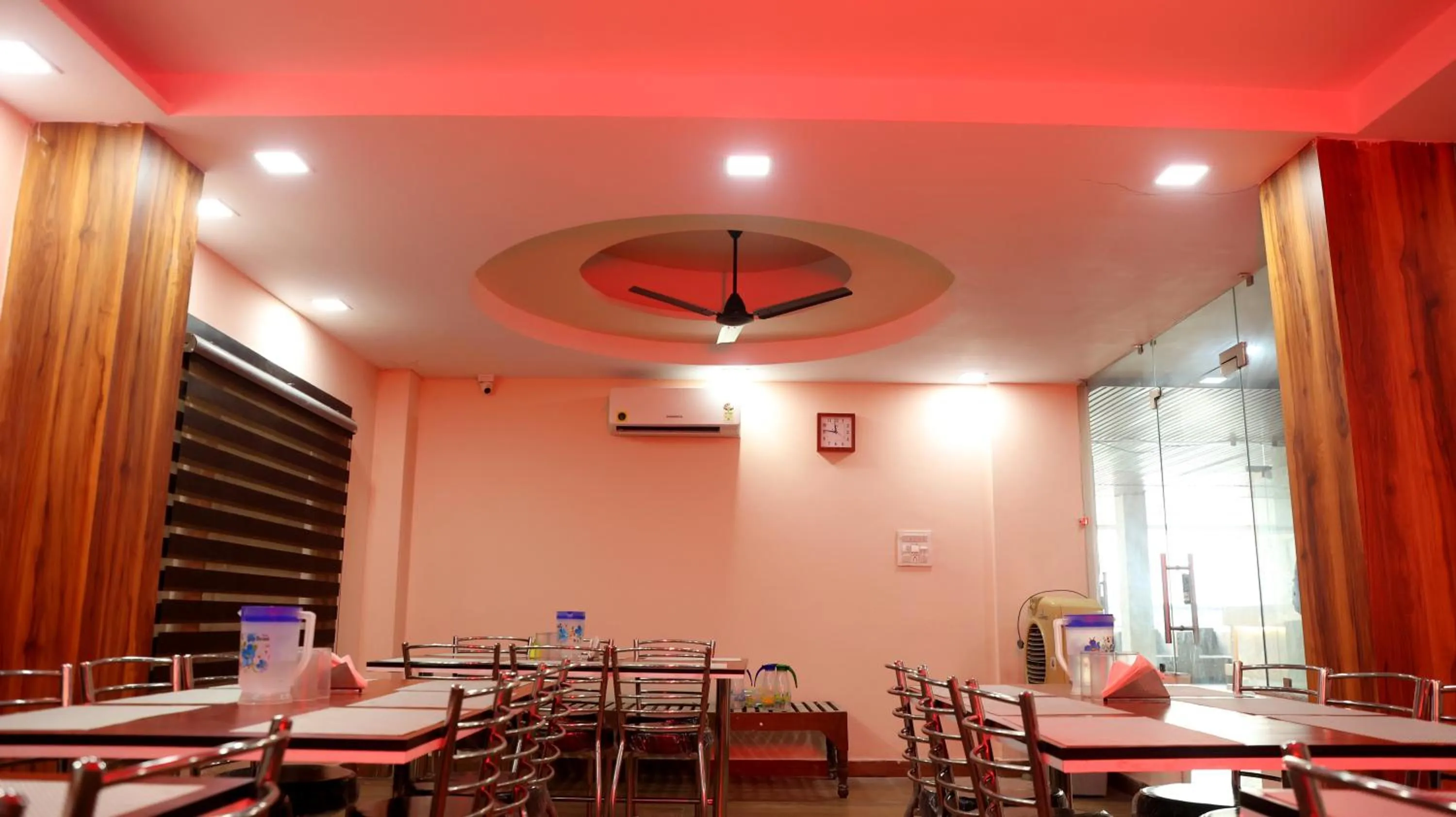 Restaurant/places to eat in Hotel Blue Pine