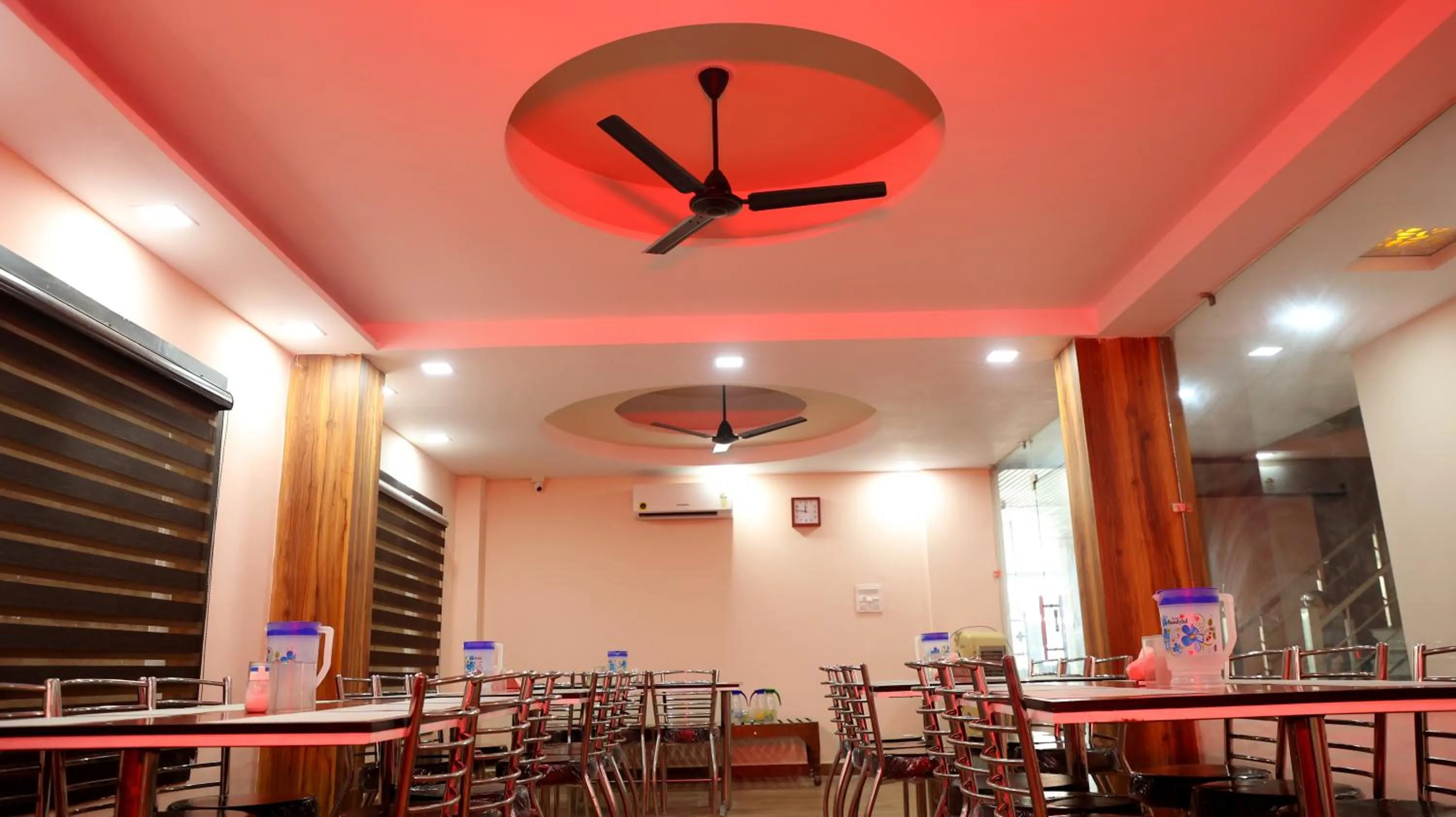 Restaurant/places to eat in Hotel Blue Pine