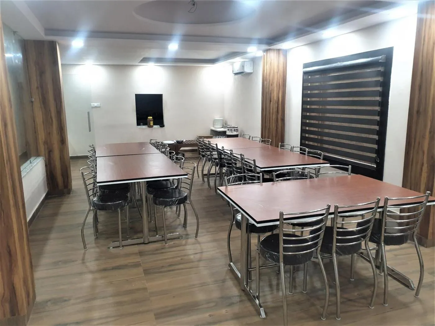 Restaurant/places to eat in Hotel Blue Pine