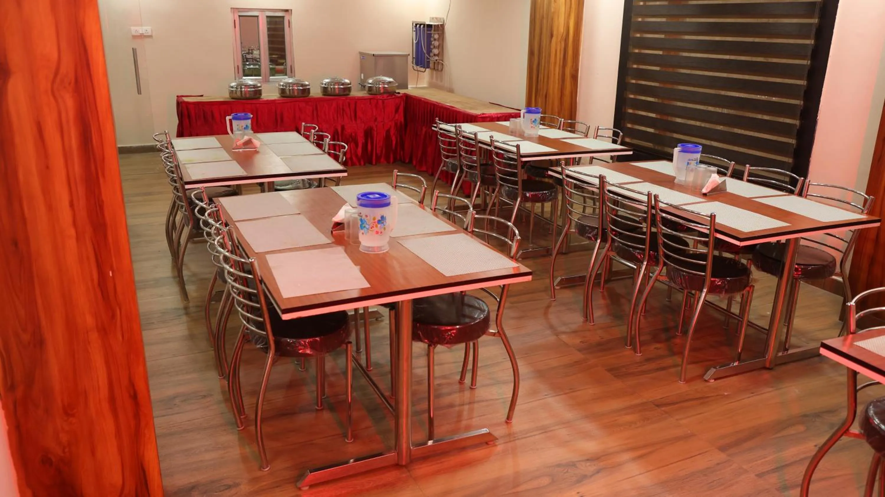 Restaurant/places to eat in Hotel Blue Pine