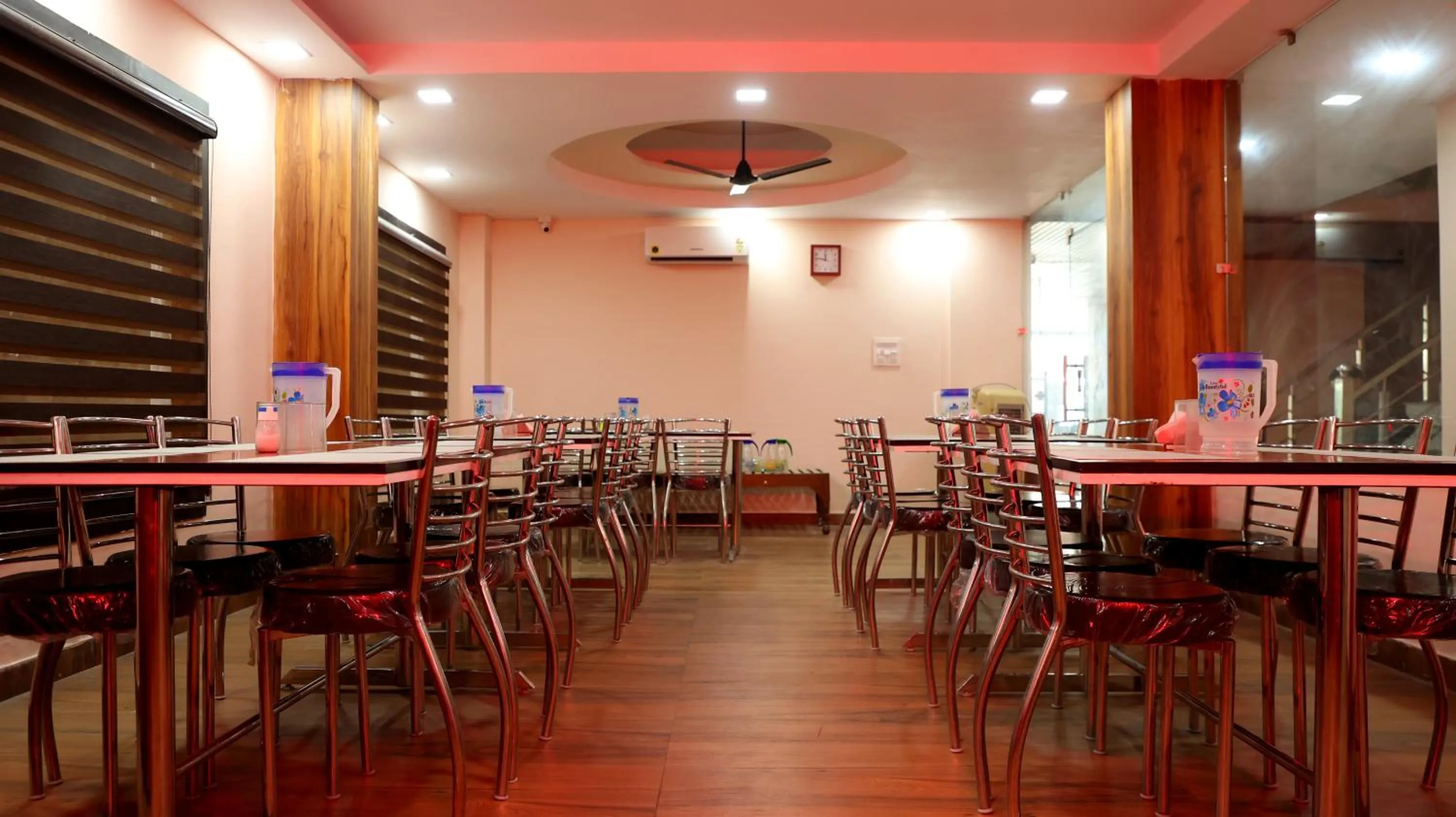 Restaurant/places to eat in Hotel Blue Pine