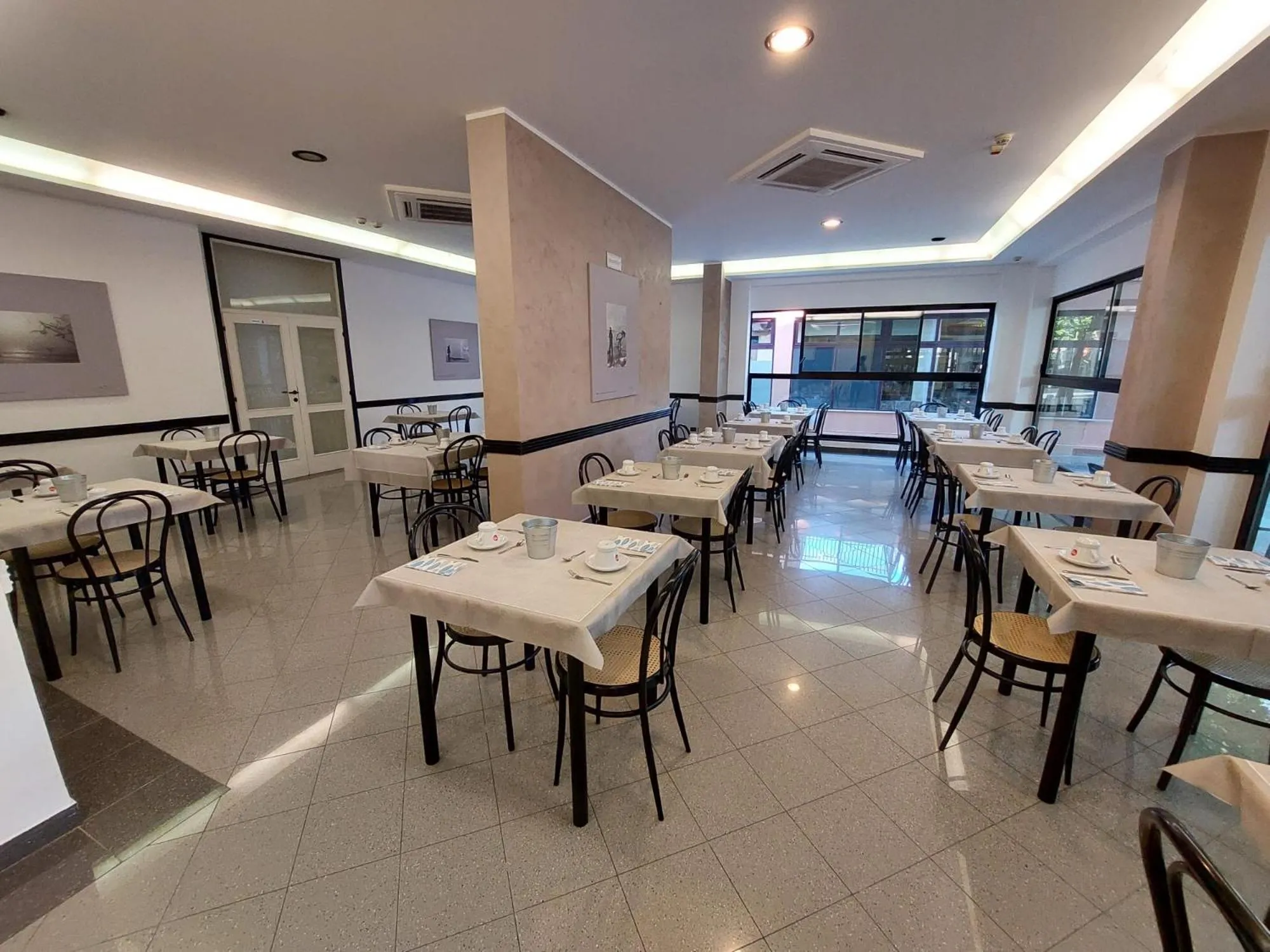 Restaurant/places to eat in Vinsea Hotel