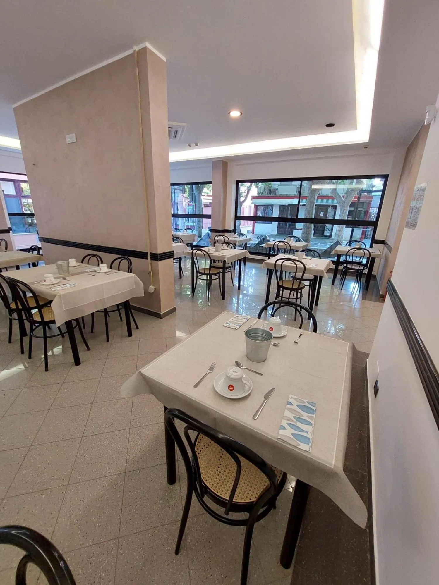 Restaurant/places to eat in Vinsea Hotel