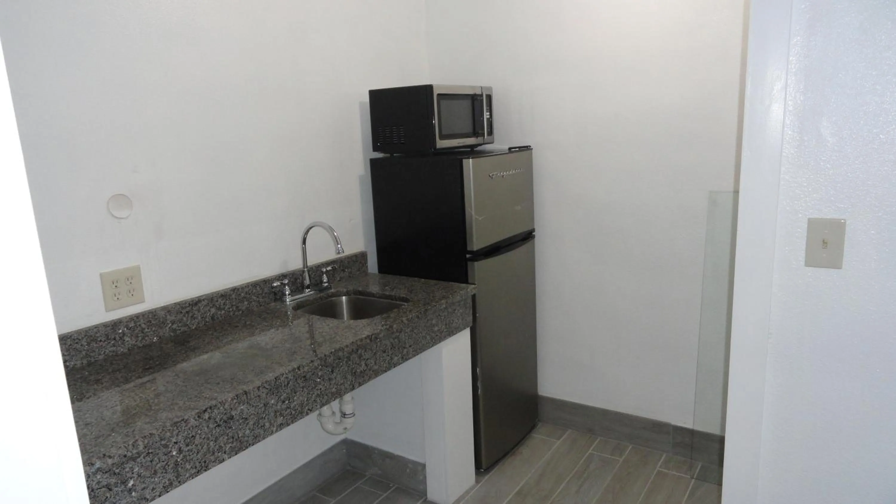 Kitchen or kitchenette in ECONOMY INN