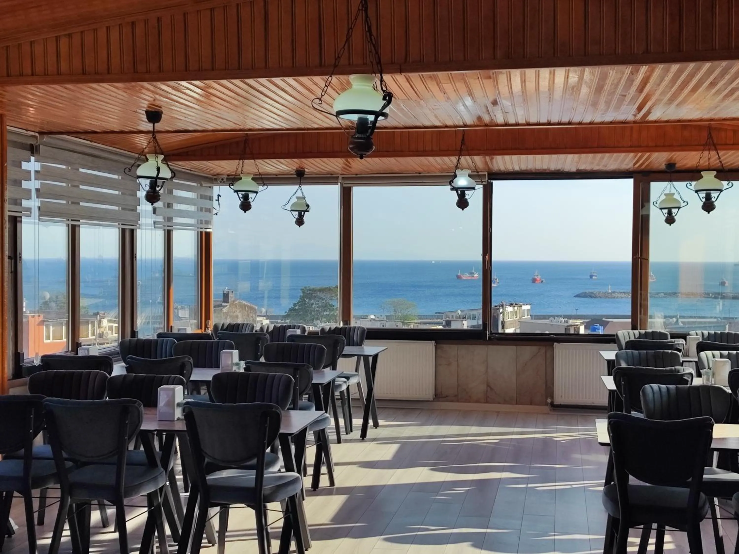 Restaurant/places to eat in Grand Liza Hotel