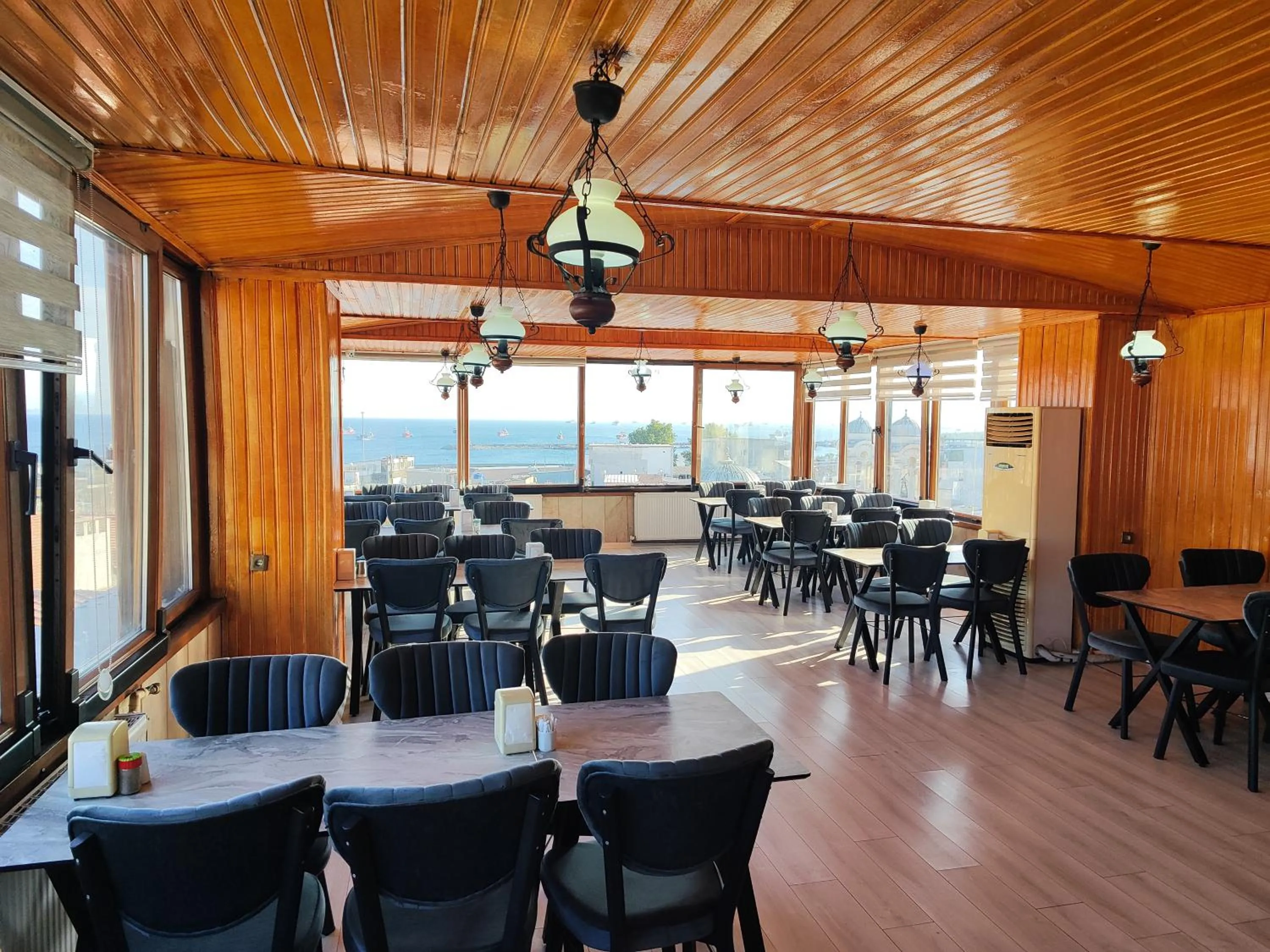 Restaurant/places to eat in Grand Liza Hotel