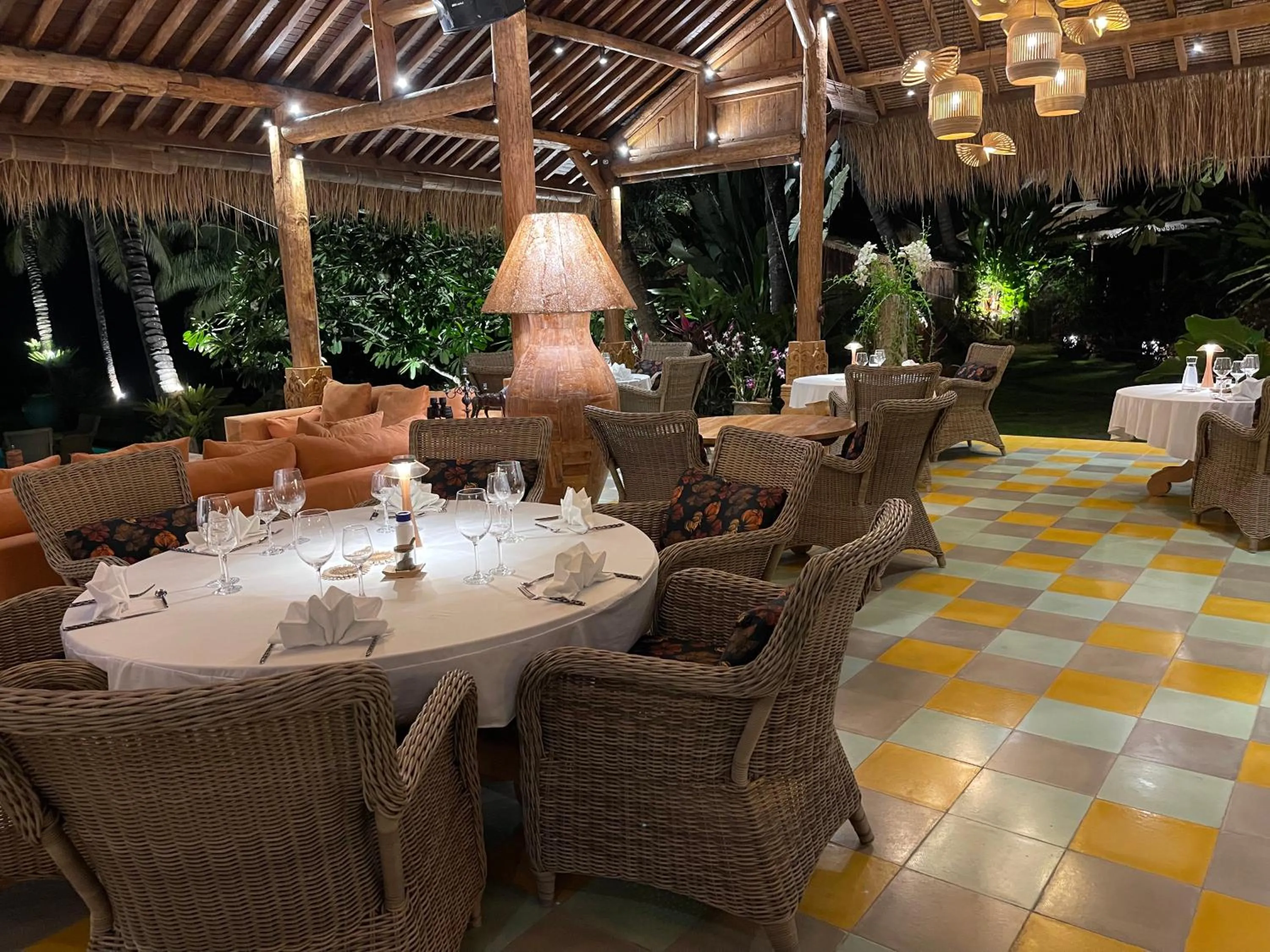 Restaurant/places to eat in Louka Beach Bali