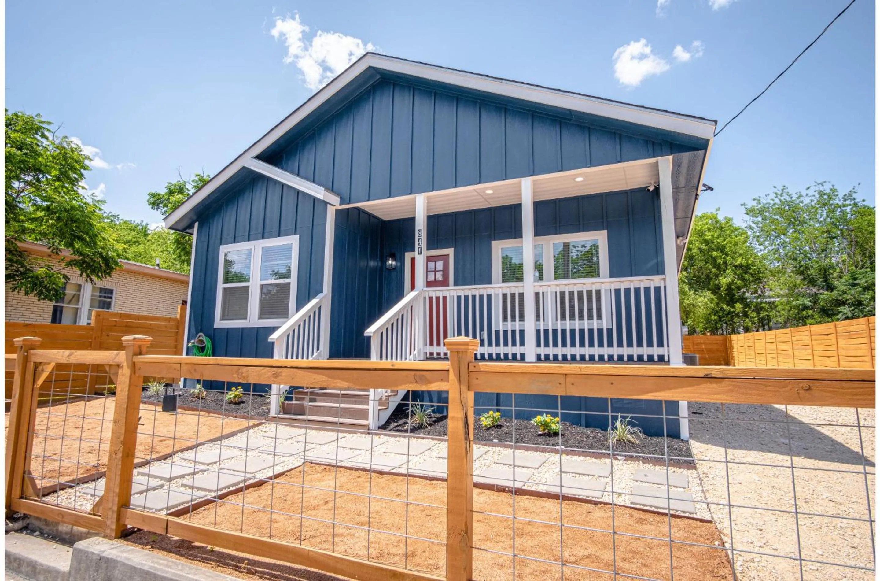 Property building in Beautiful Fenced 3BR 2BA Near Exciting Downtown