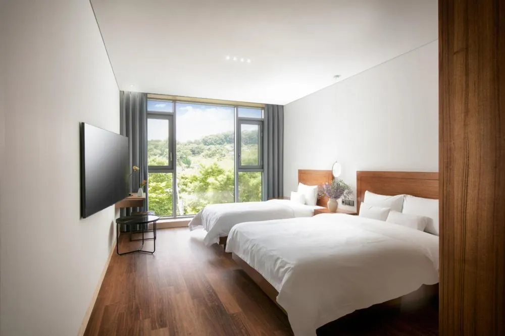 Photo of the whole room, Bed in Daon Hotel