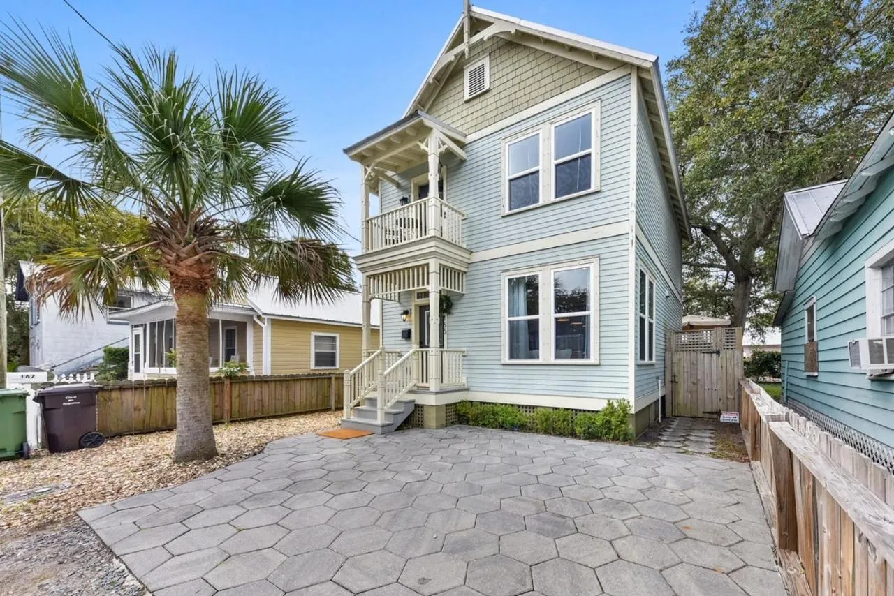 Property building in Casa Escuela