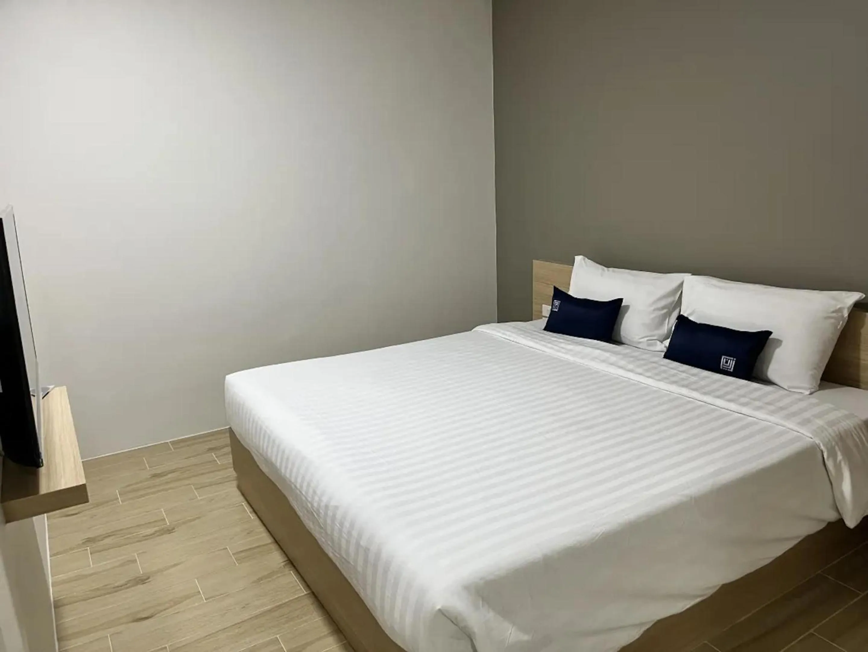 Bed in Zayn Express & Suites