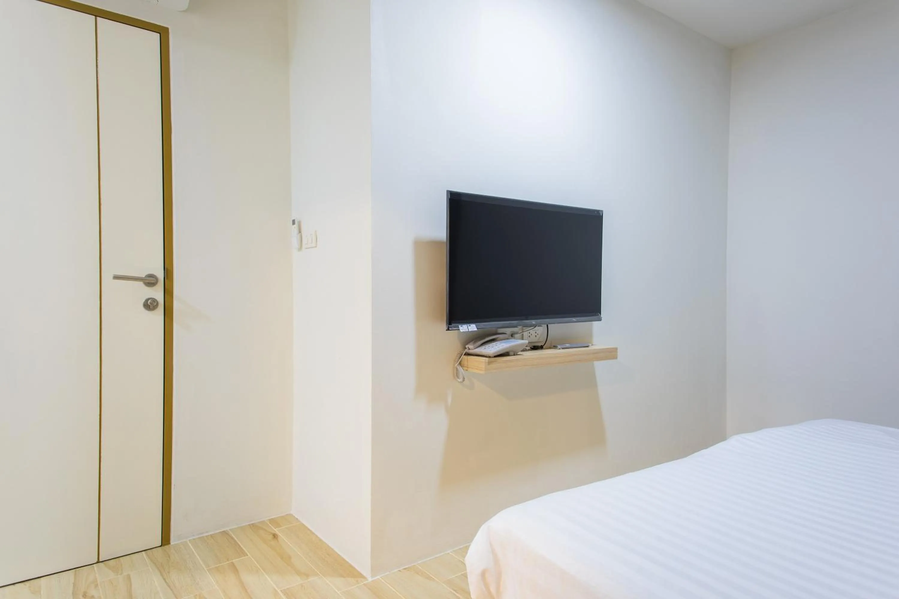 Bedroom, Bed in Zayn Express & Suites