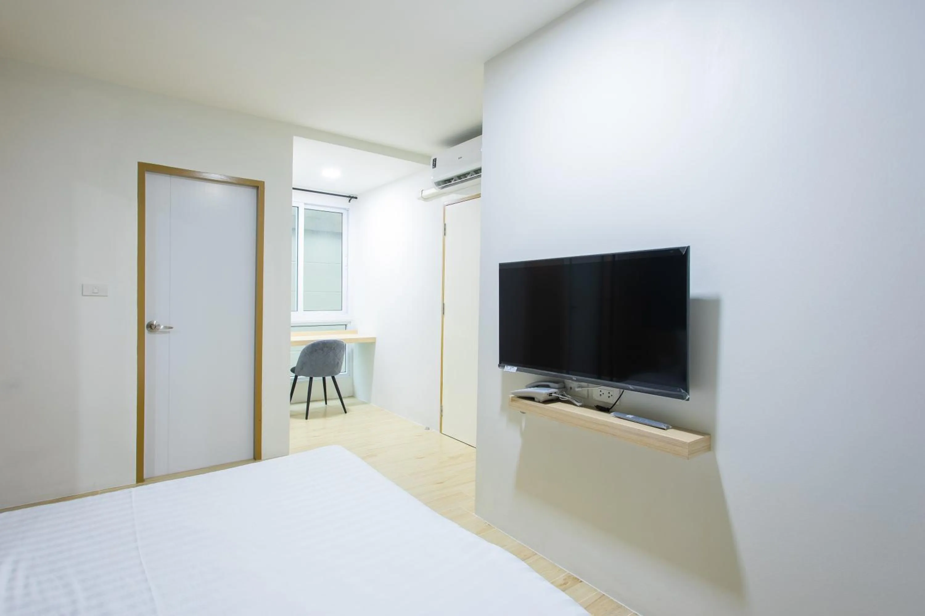 Bedroom, Bed in Zayn Express & Suites