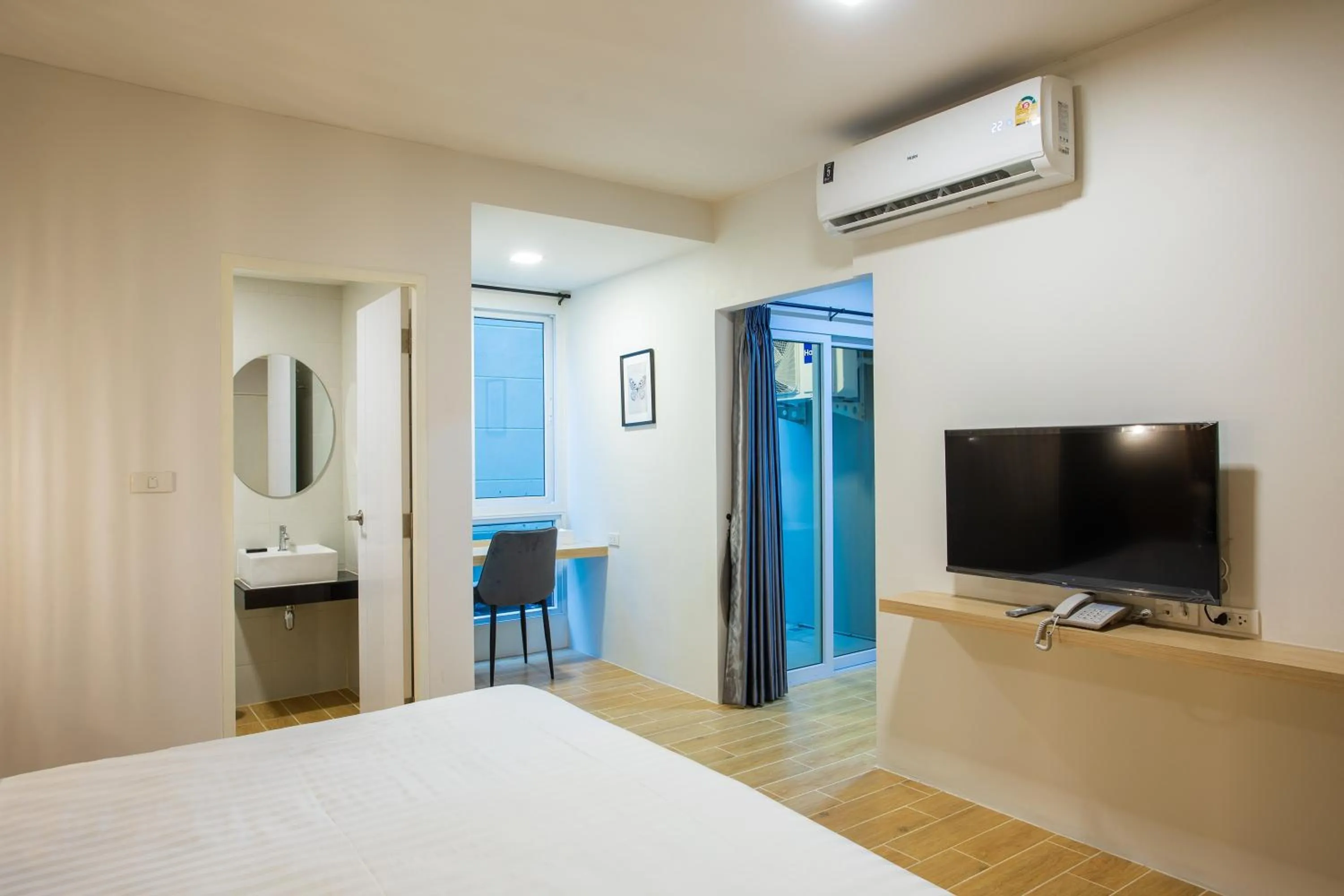 Bedroom, Bed in Zayn Express & Suites