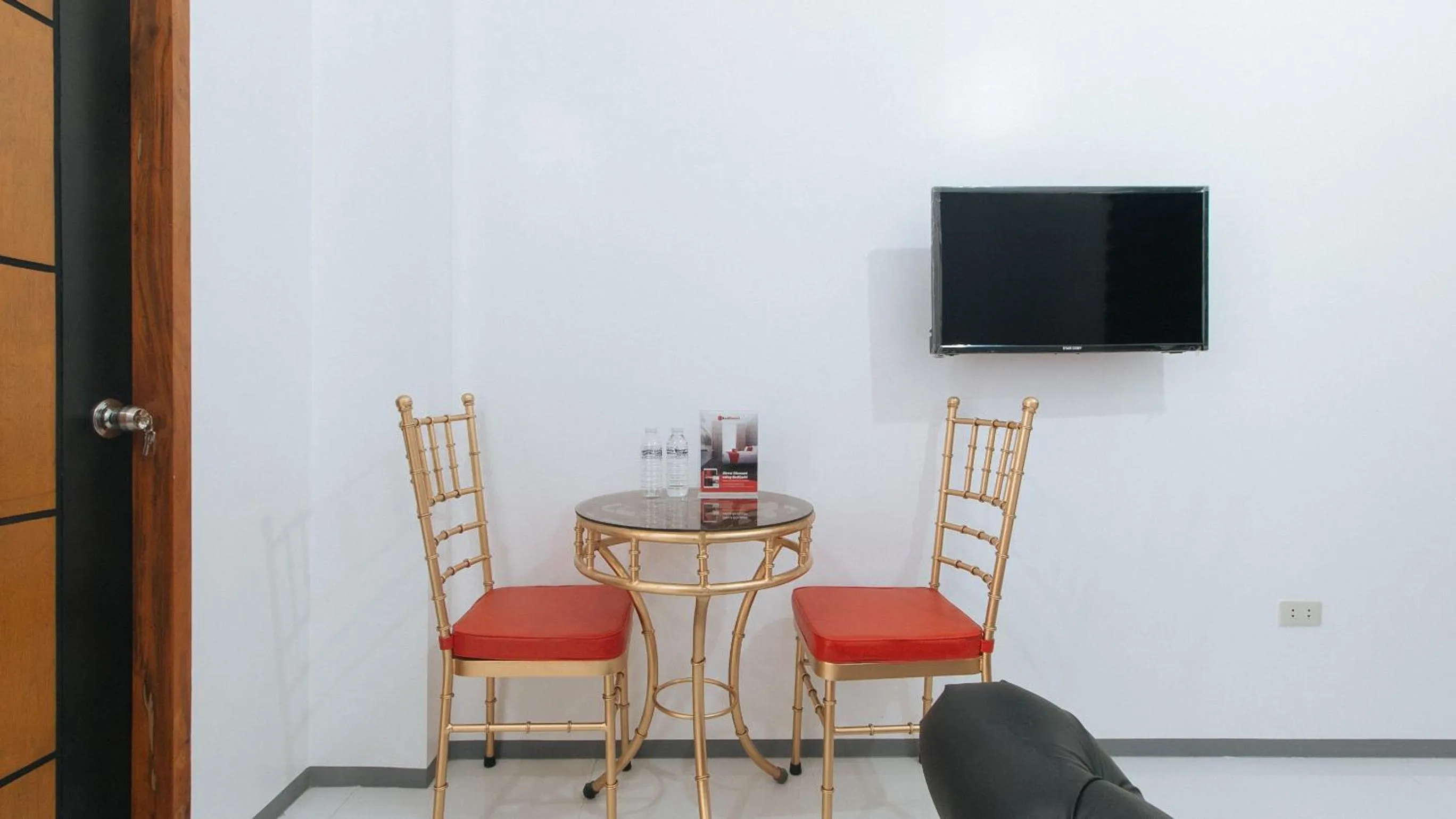 TV and multimedia in RedDoorz @ St. Catherine Residences Olongapo City