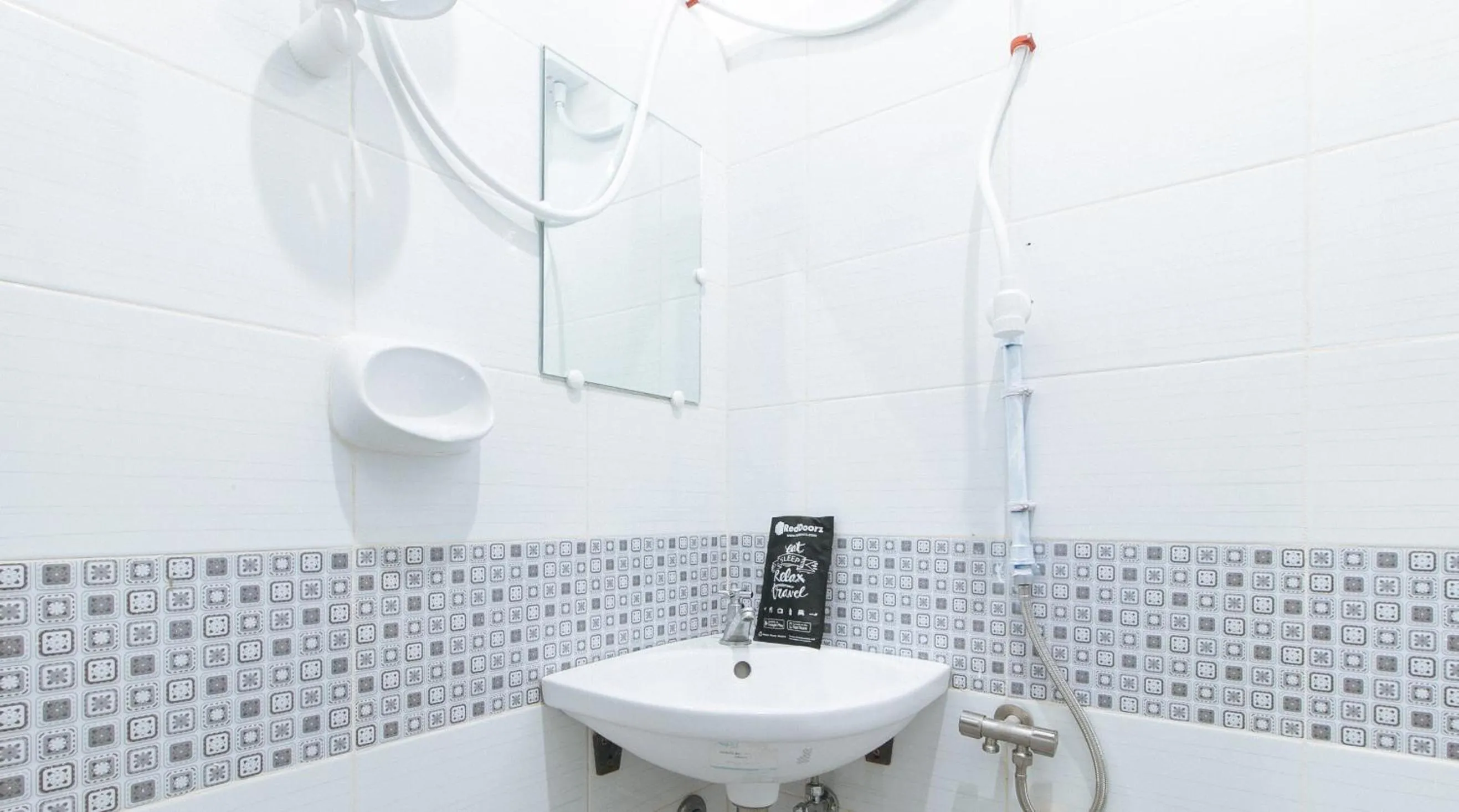 Shower in RedDoorz Near Iloilo International Airport