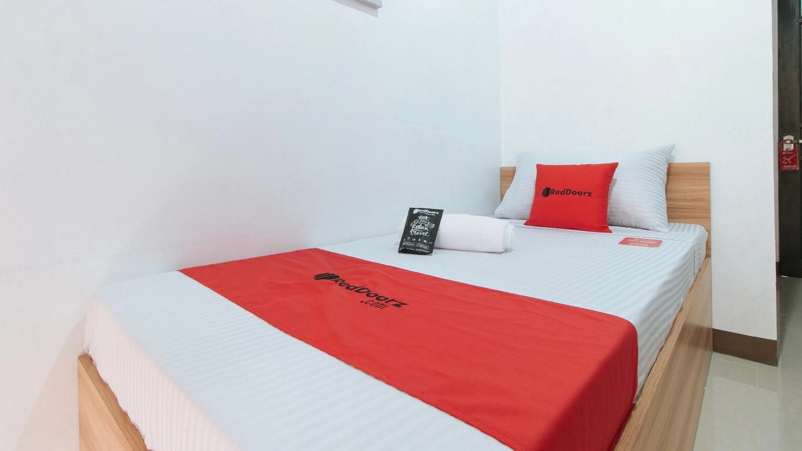 Bedroom, Bed in RedDoorz Near Iloilo International Airport