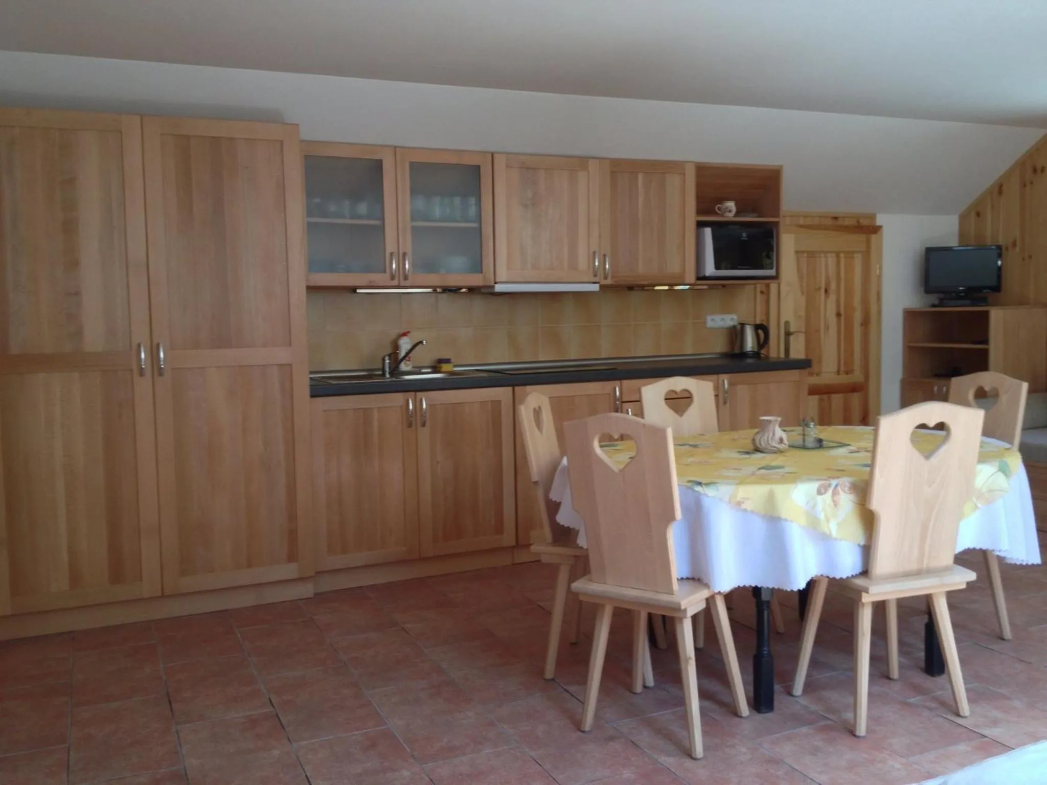 Kitchen or kitchenette in Chata Hokejka