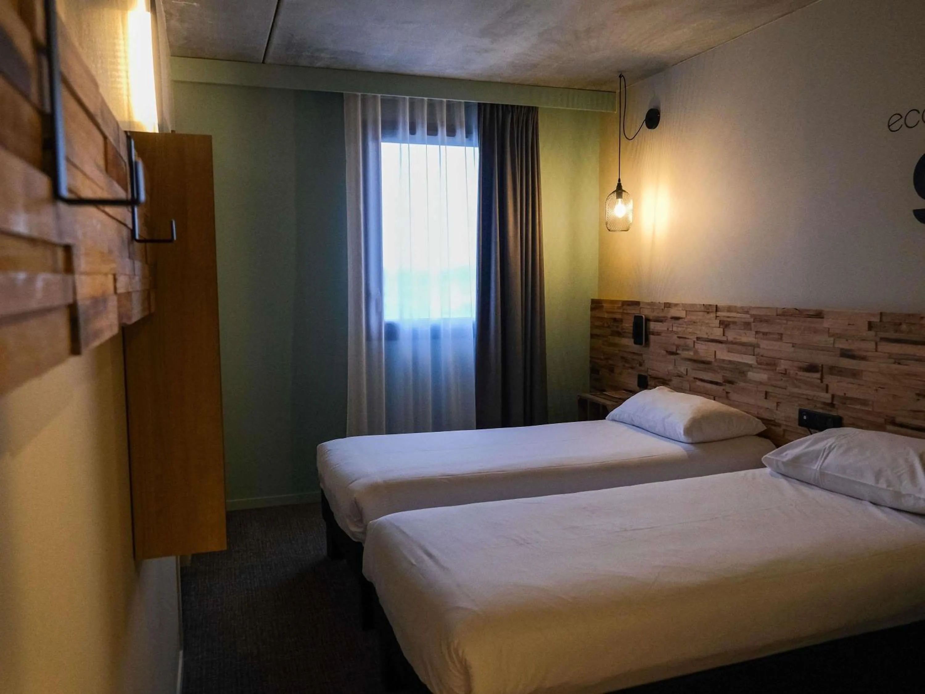 Bedroom, Bed in Greet Hôtel Orthez Bearn