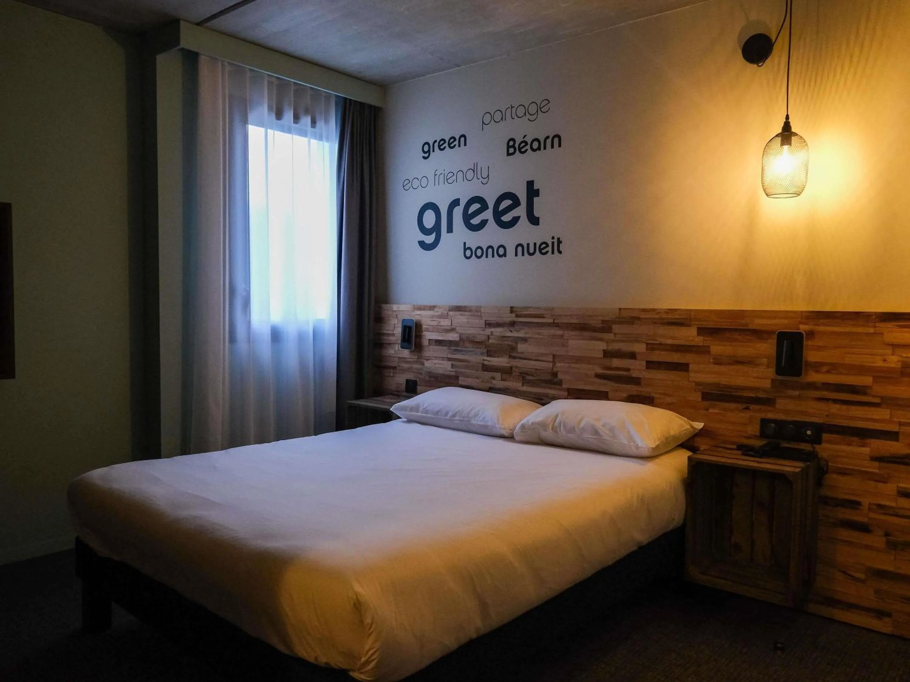 Bedroom, Bed in Greet Hôtel Orthez Bearn