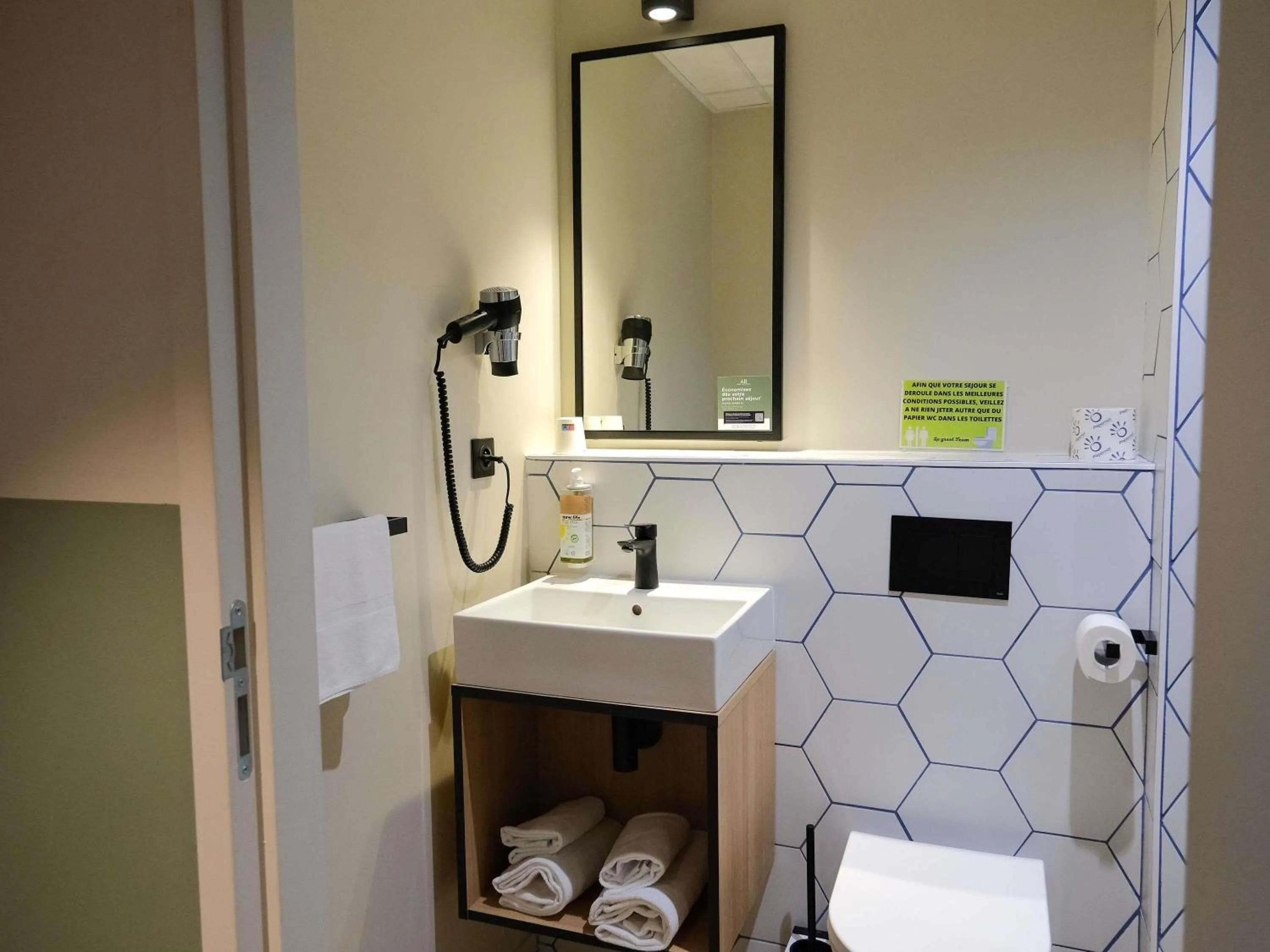 Bedroom in Greet Hôtel Orthez Bearn