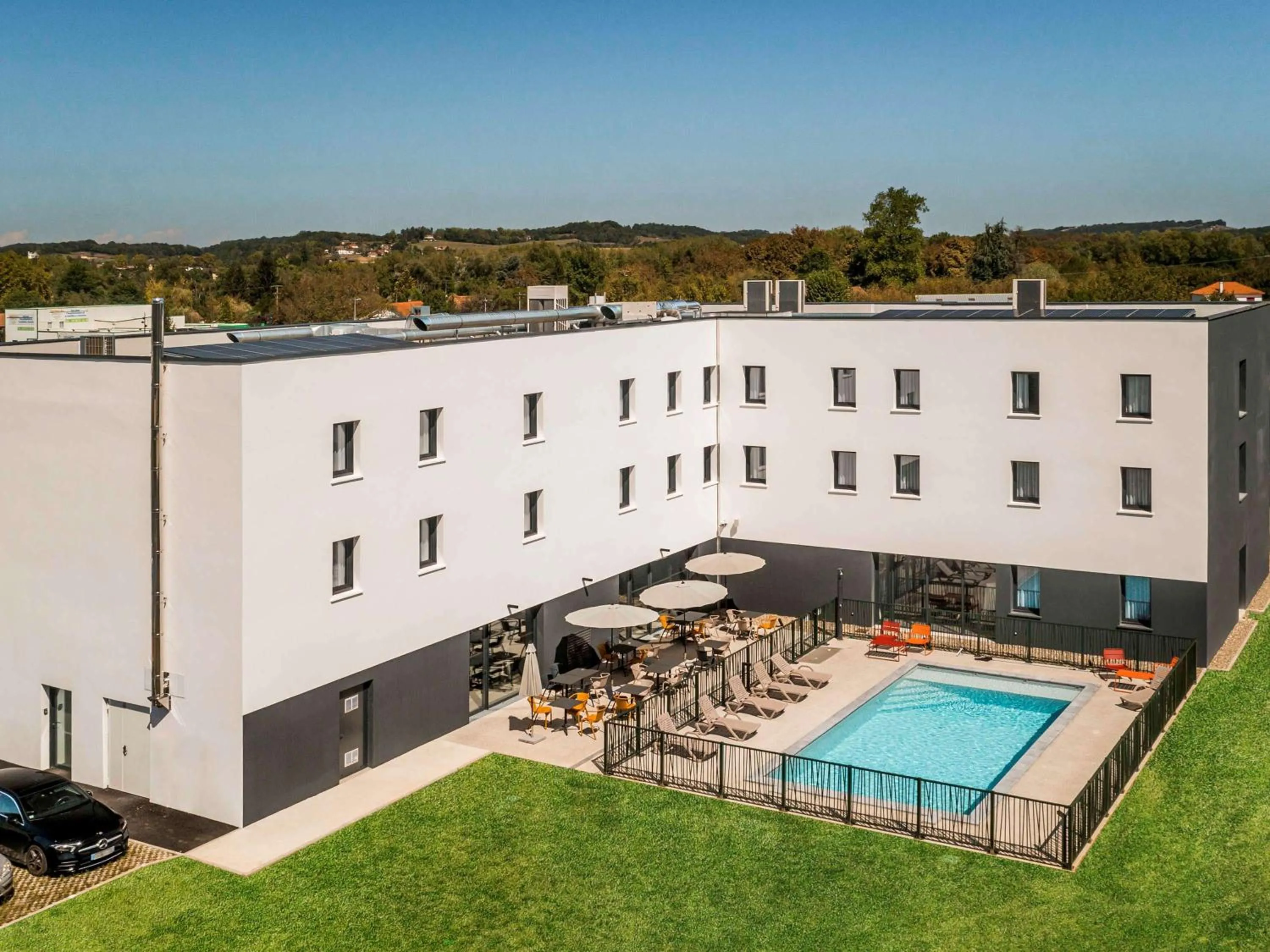 Pool view in Greet Hôtel Orthez Bearn