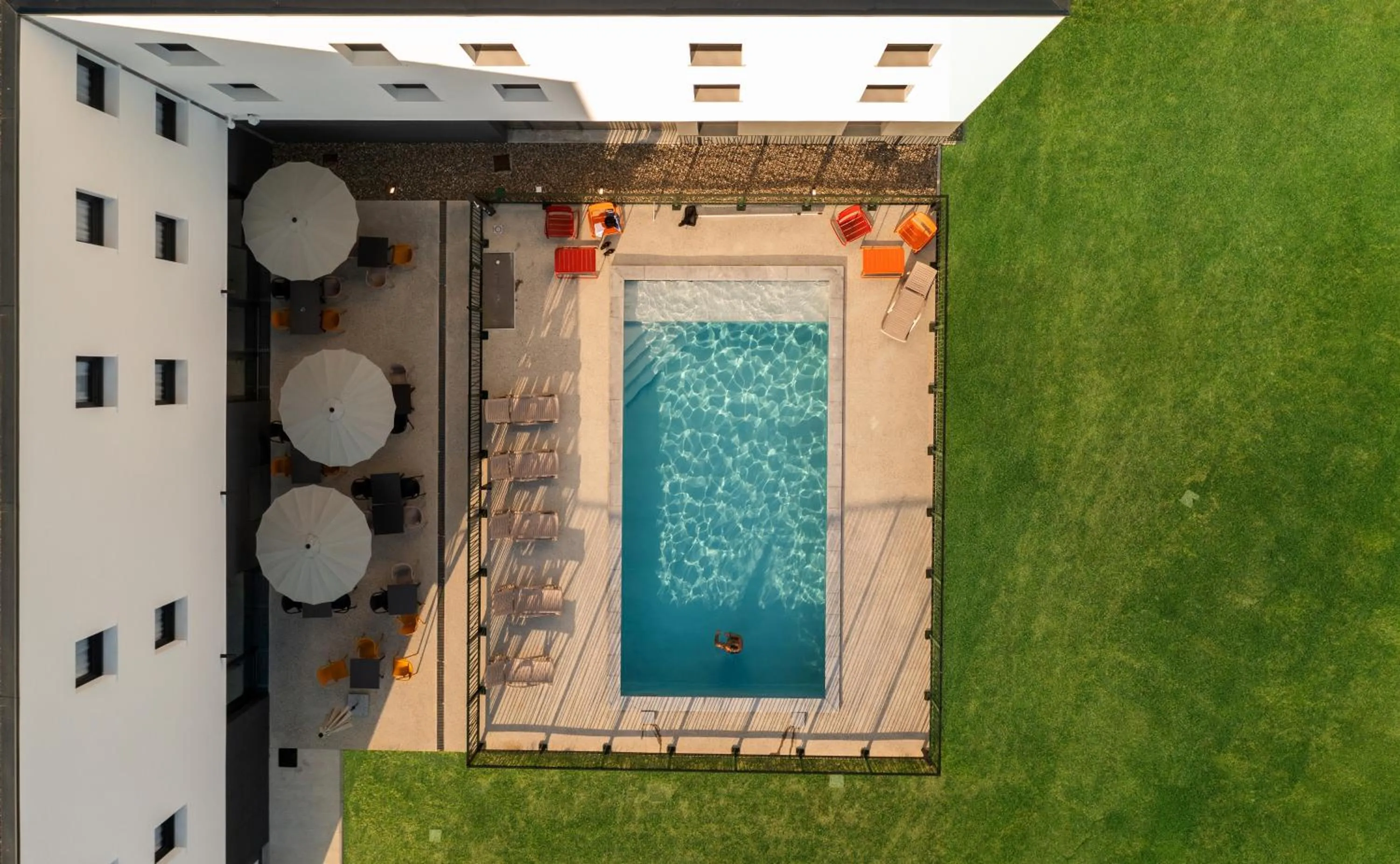 Swimming pool in Greet Hôtel Orthez Bearn