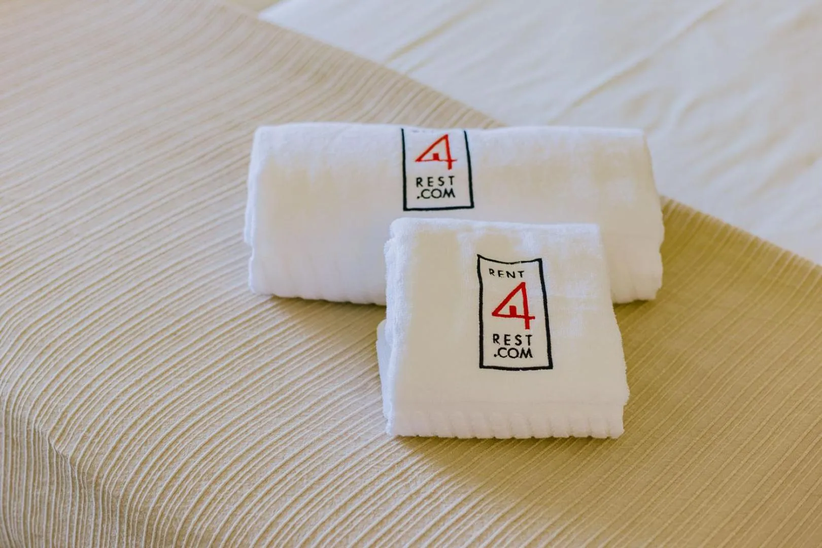 Bed in Rent4Rest Estoril Beachfront Apartments